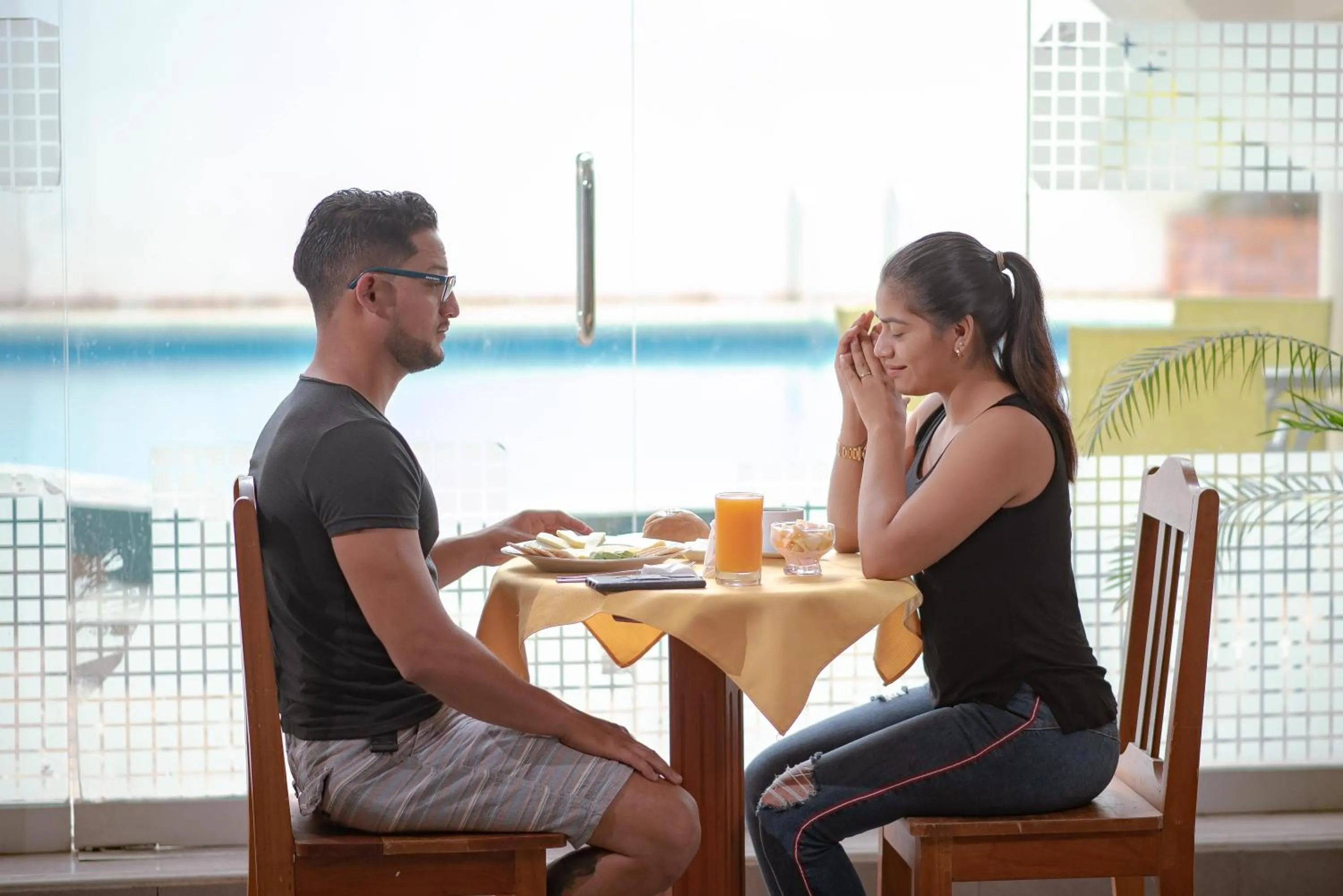 Restaurant/places to eat in Hotel Jhor Bush