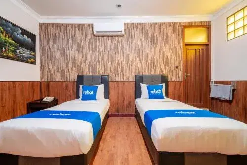 Deluxe Twin Room in Rehat at Hotel Sabang Deluxe Twin Room in Rehat at Hotel Sabang