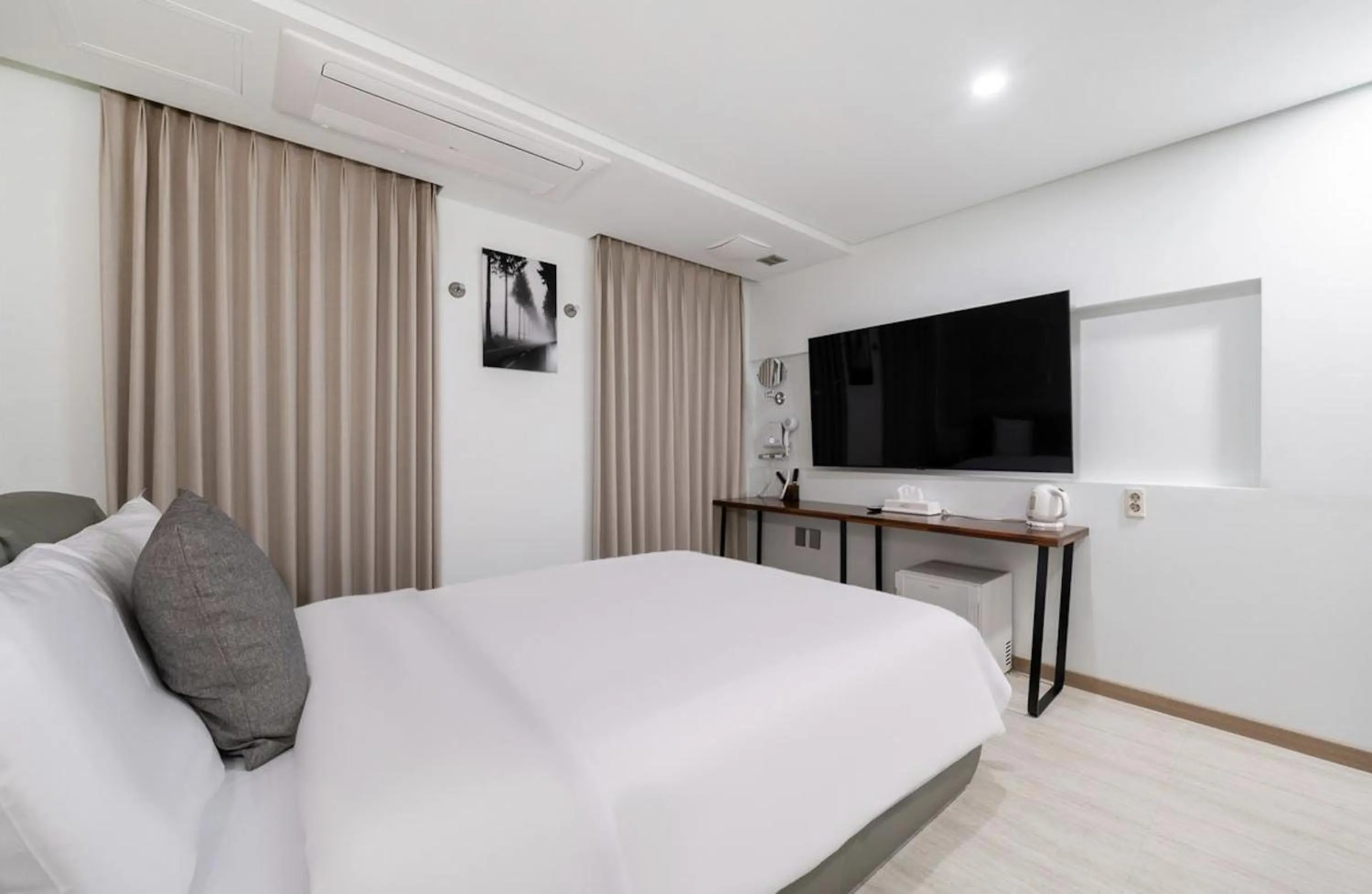Bed in Daejeon Yuseong MAC Hotel