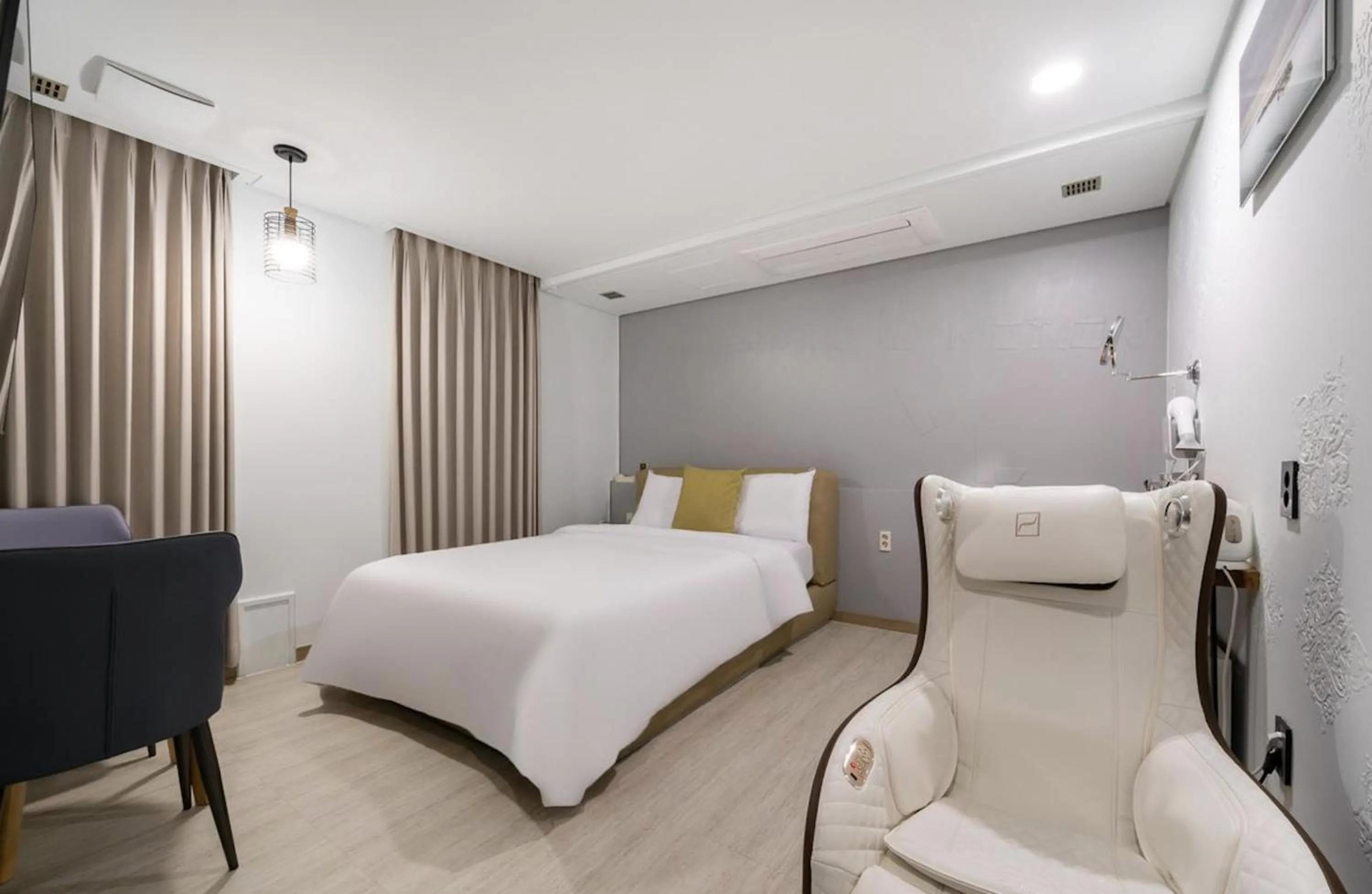 Bed in Daejeon Yuseong MAC Hotel