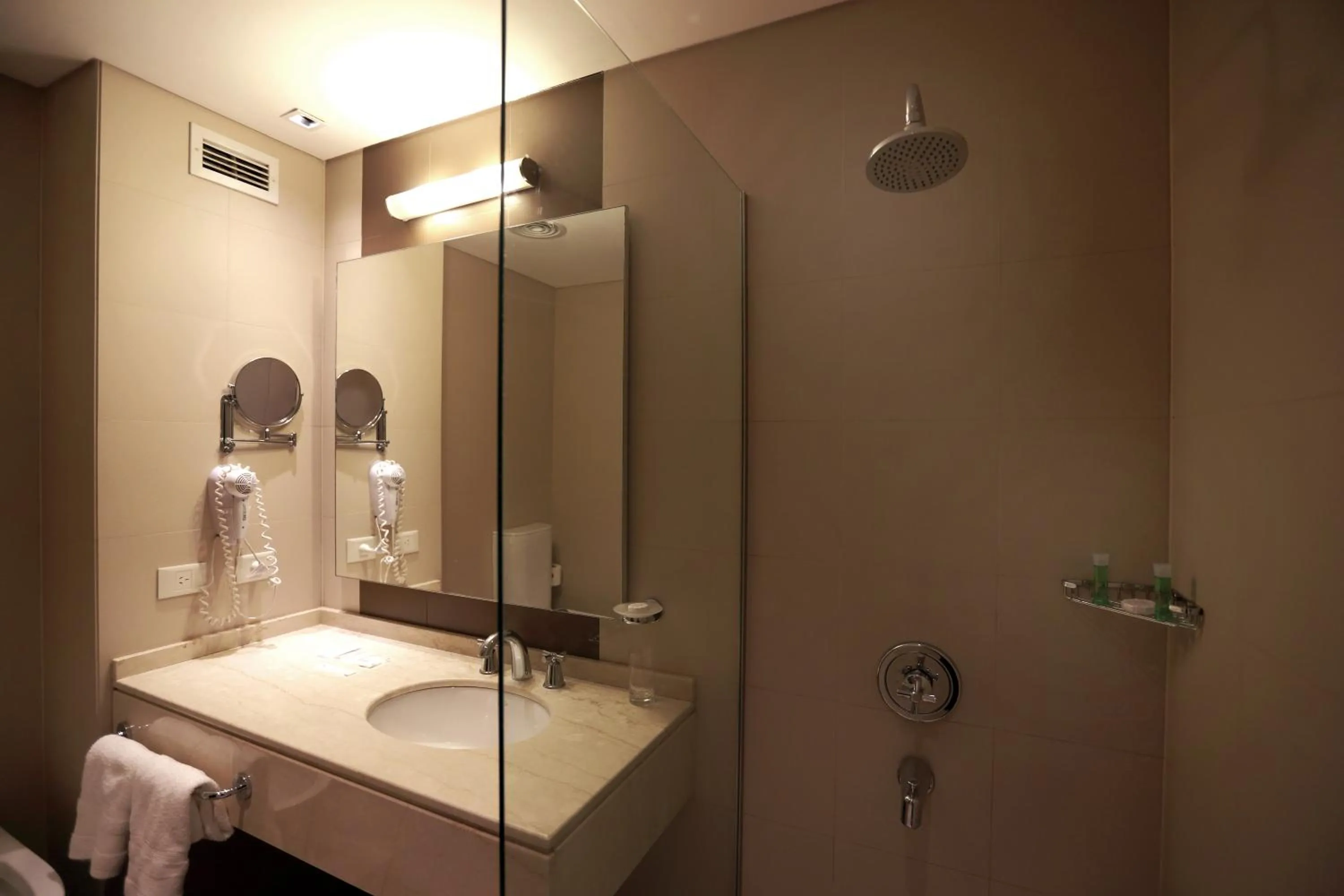 Bathroom in Hotel y Casino Del Río - General Roca