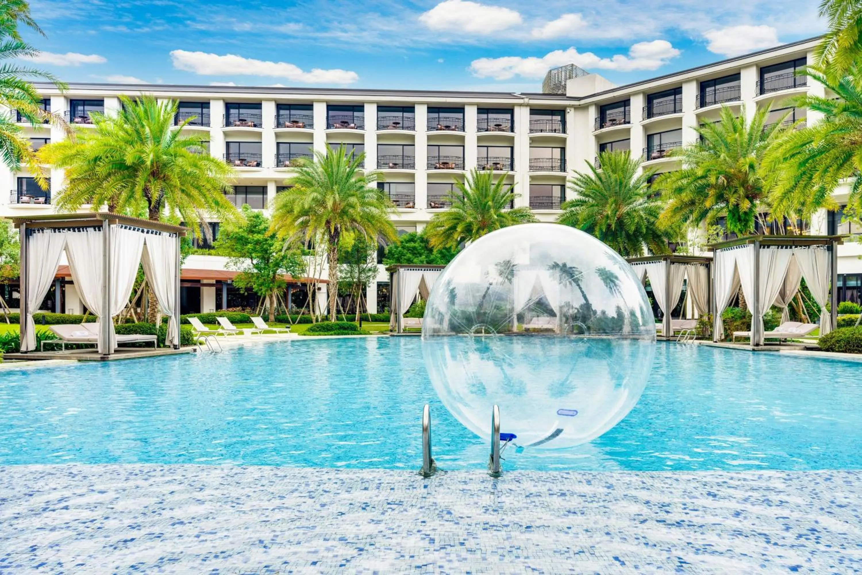 Swimming pool in The Westin Tashee Resort, Taoyuan