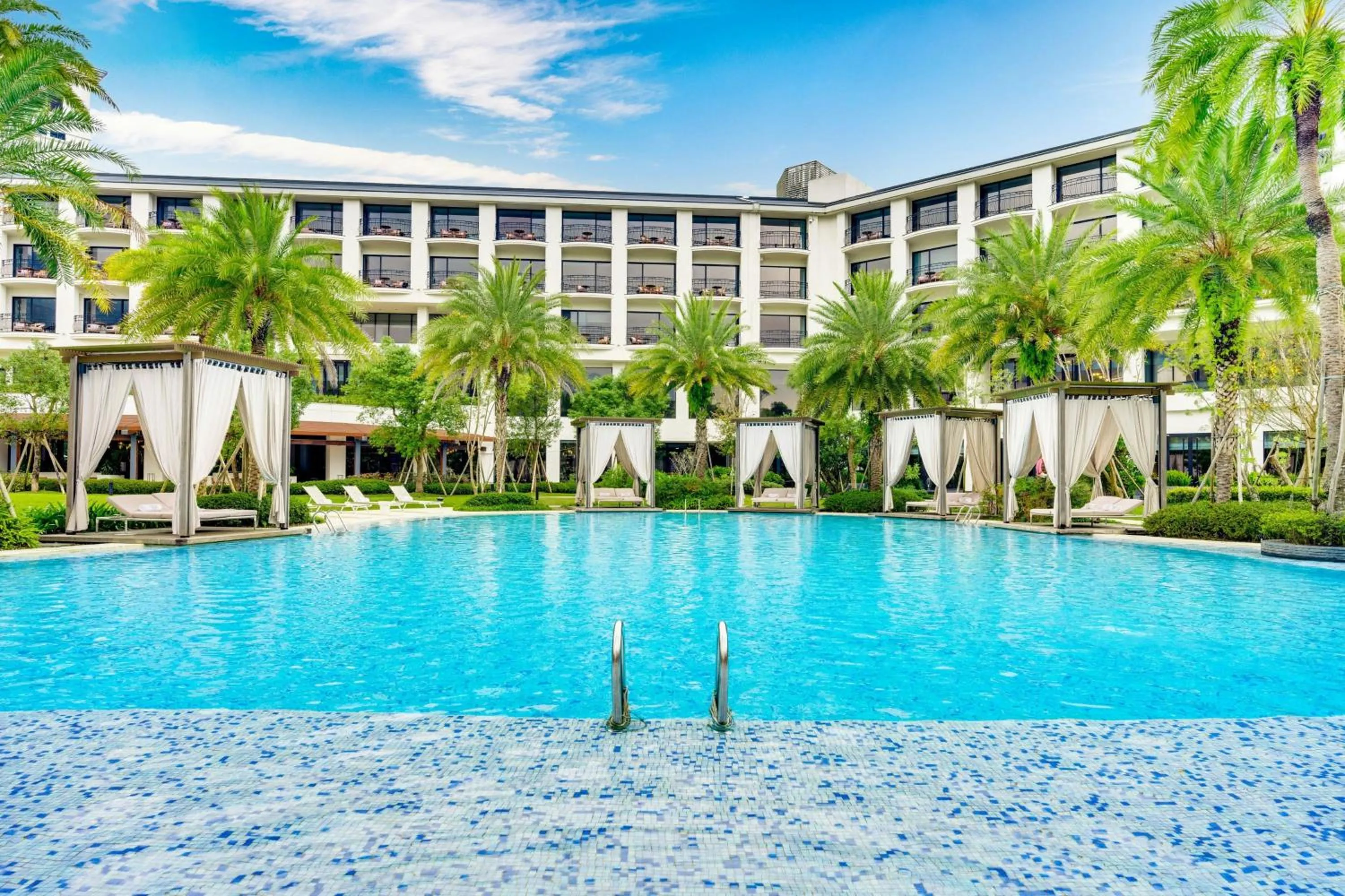 Swimming pool in The Westin Tashee Resort, Taoyuan