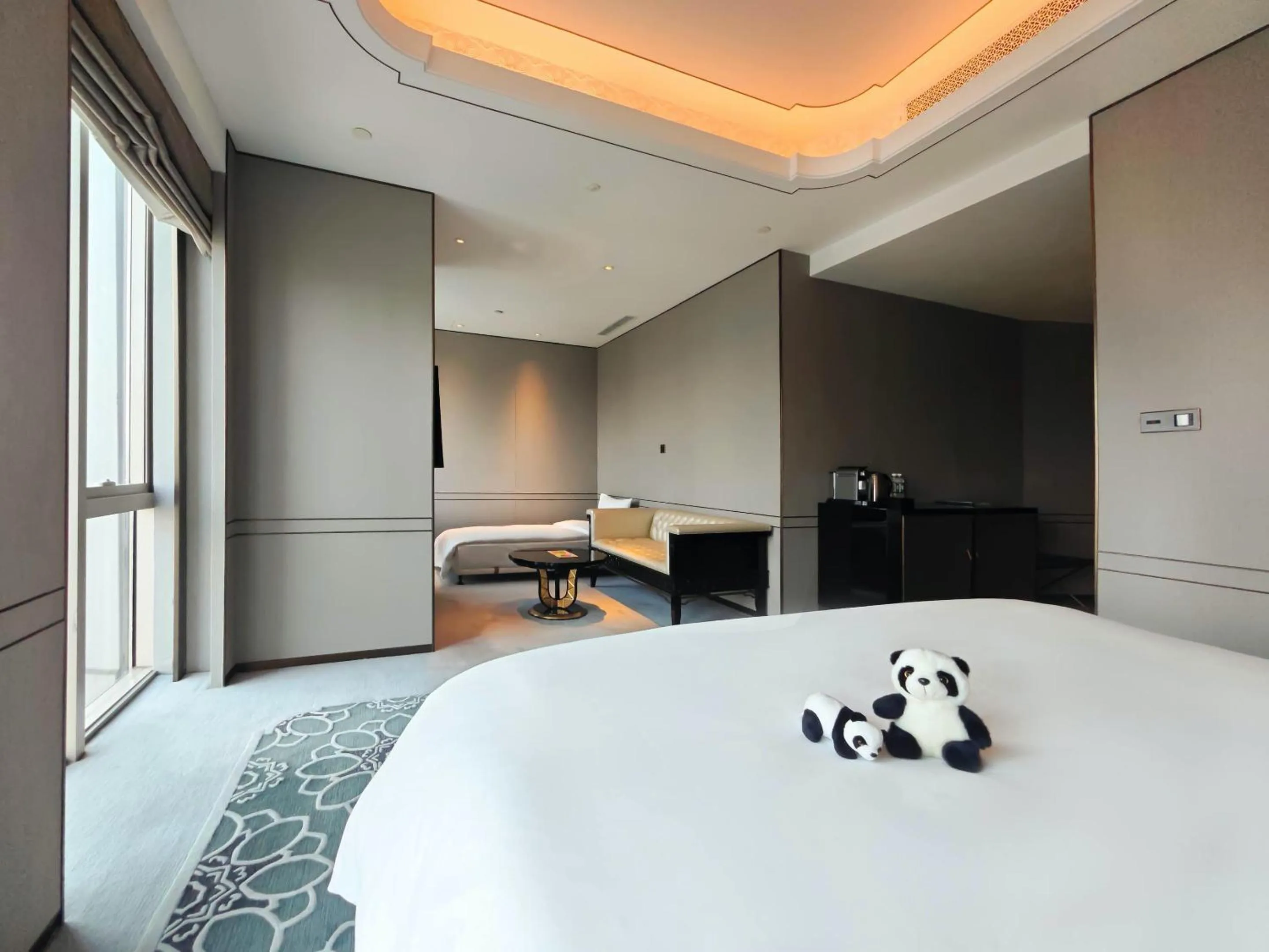Property building, Bed in Wanda Reign Chengdu