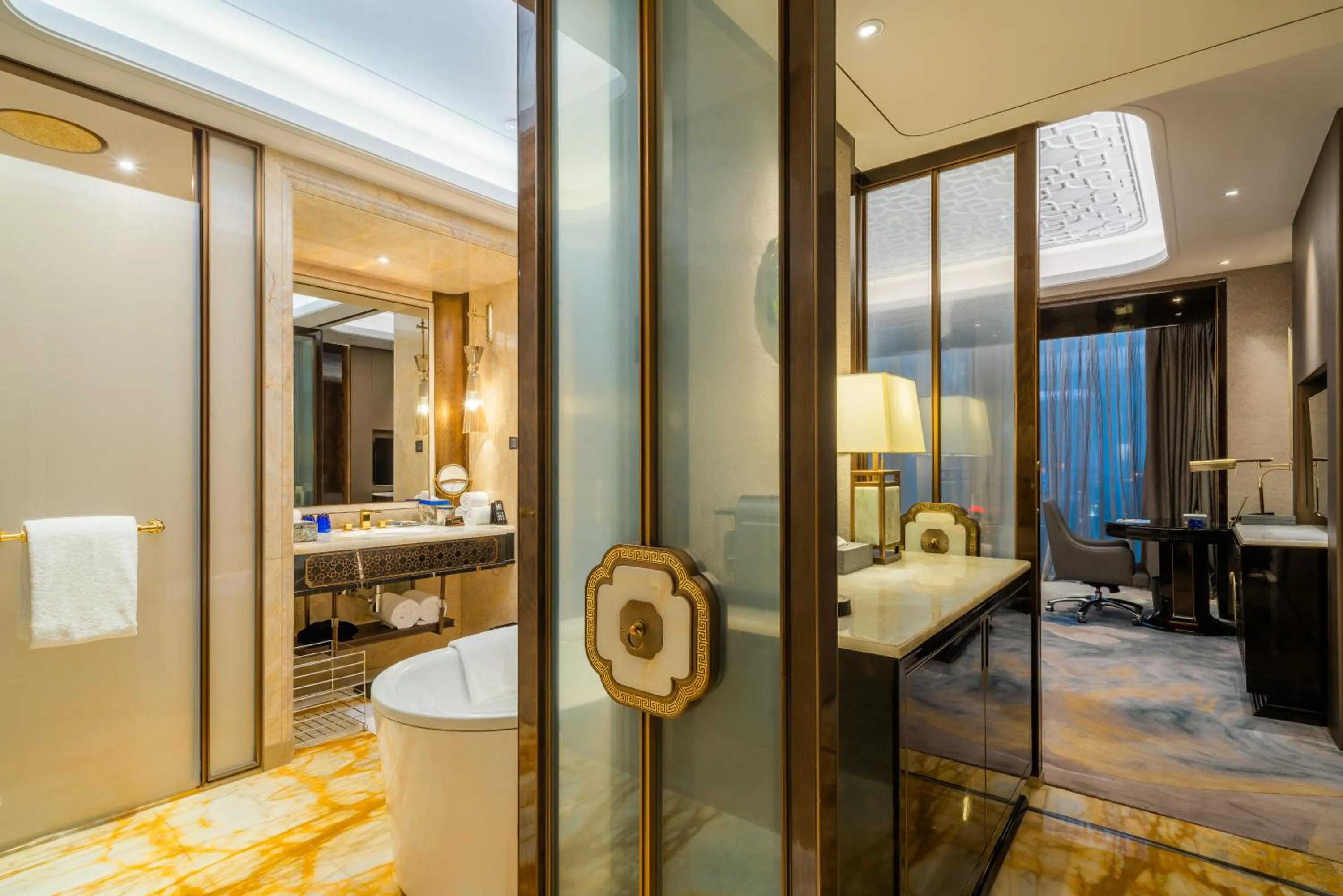 Photo of the whole room, Bed in Wanda Reign Chengdu