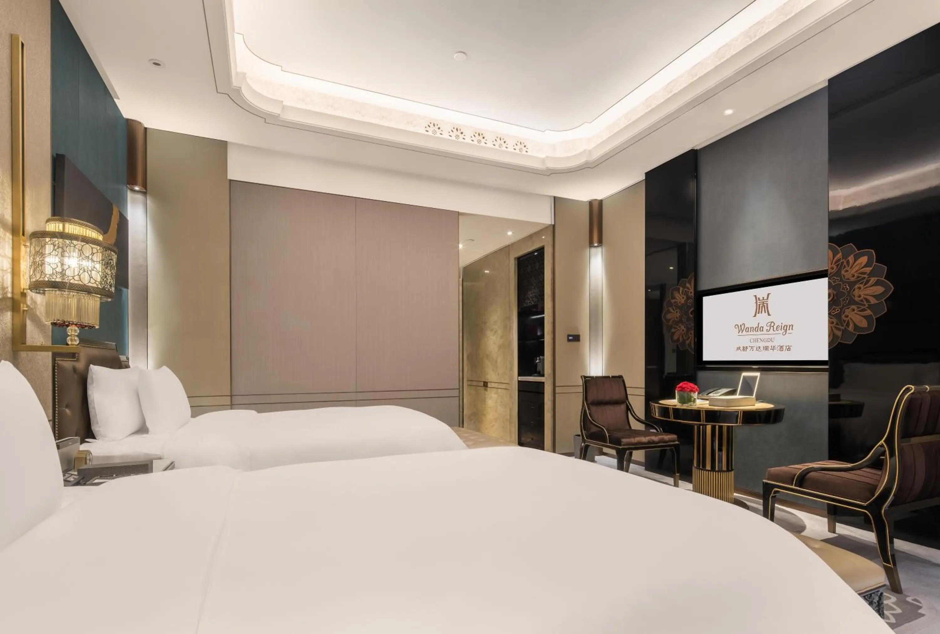 Property building, Bed in Wanda Reign Chengdu