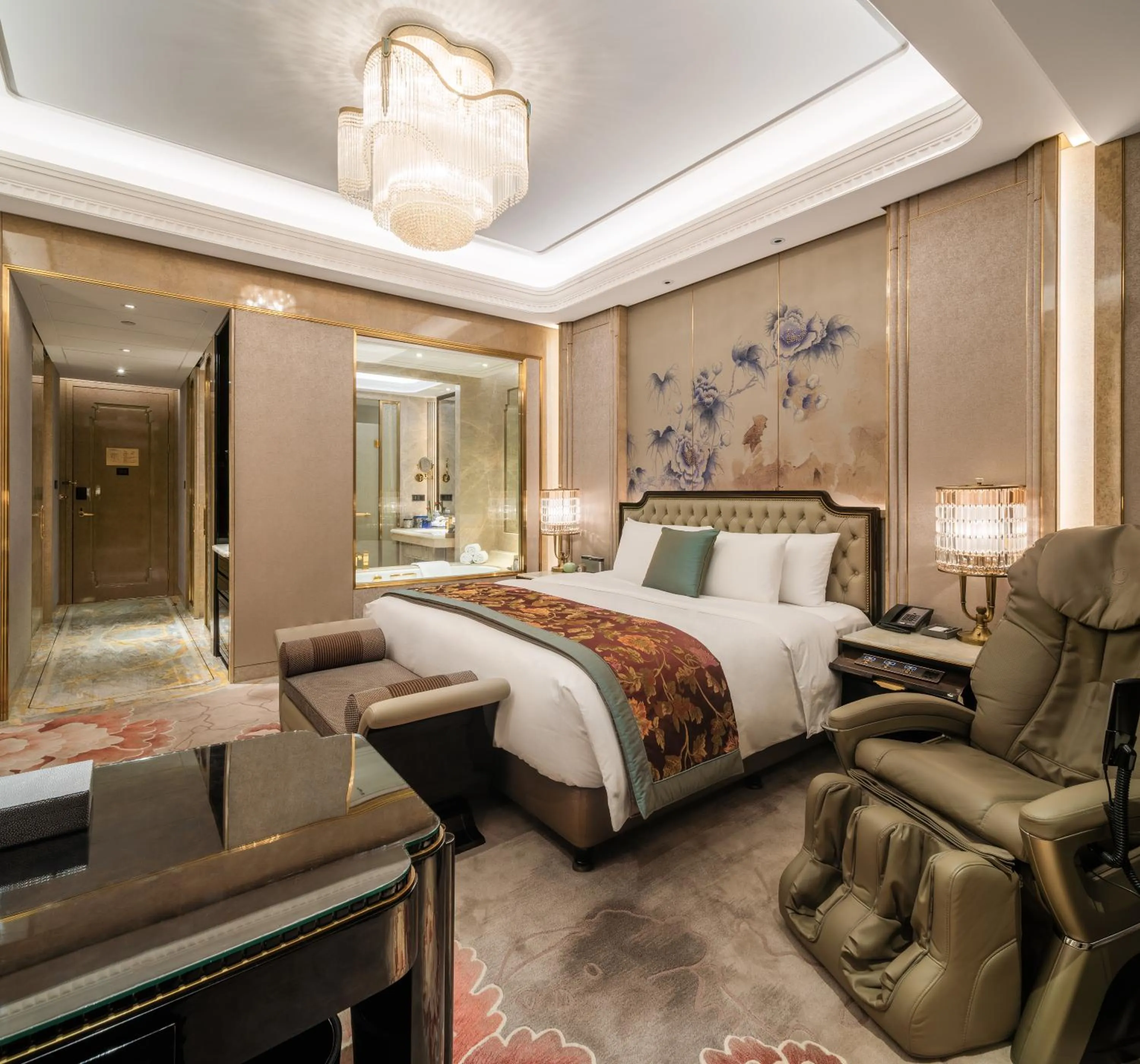 Photo of the whole room, Bed in Wanda Reign Chengdu