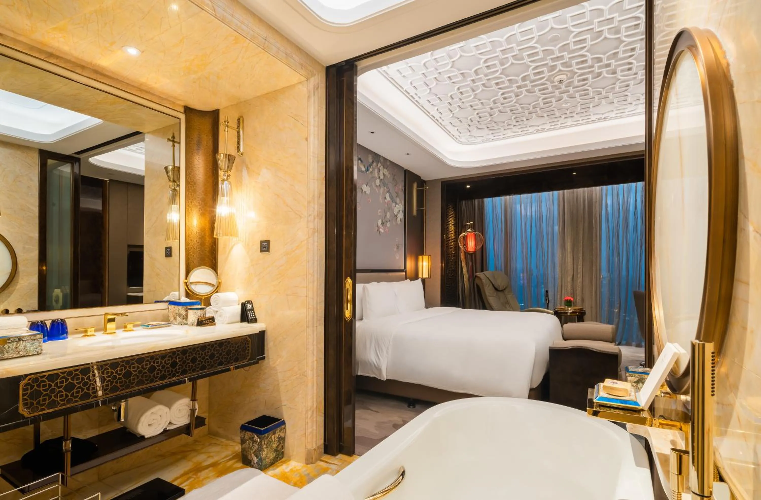 Photo of the whole room, Bed in Wanda Reign Chengdu