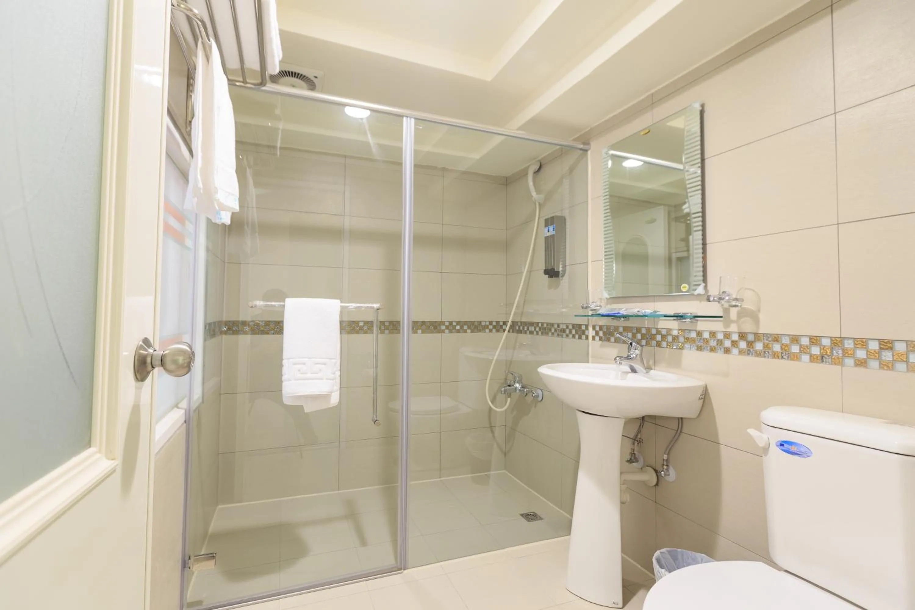 Shower in Travelyoung Hotel