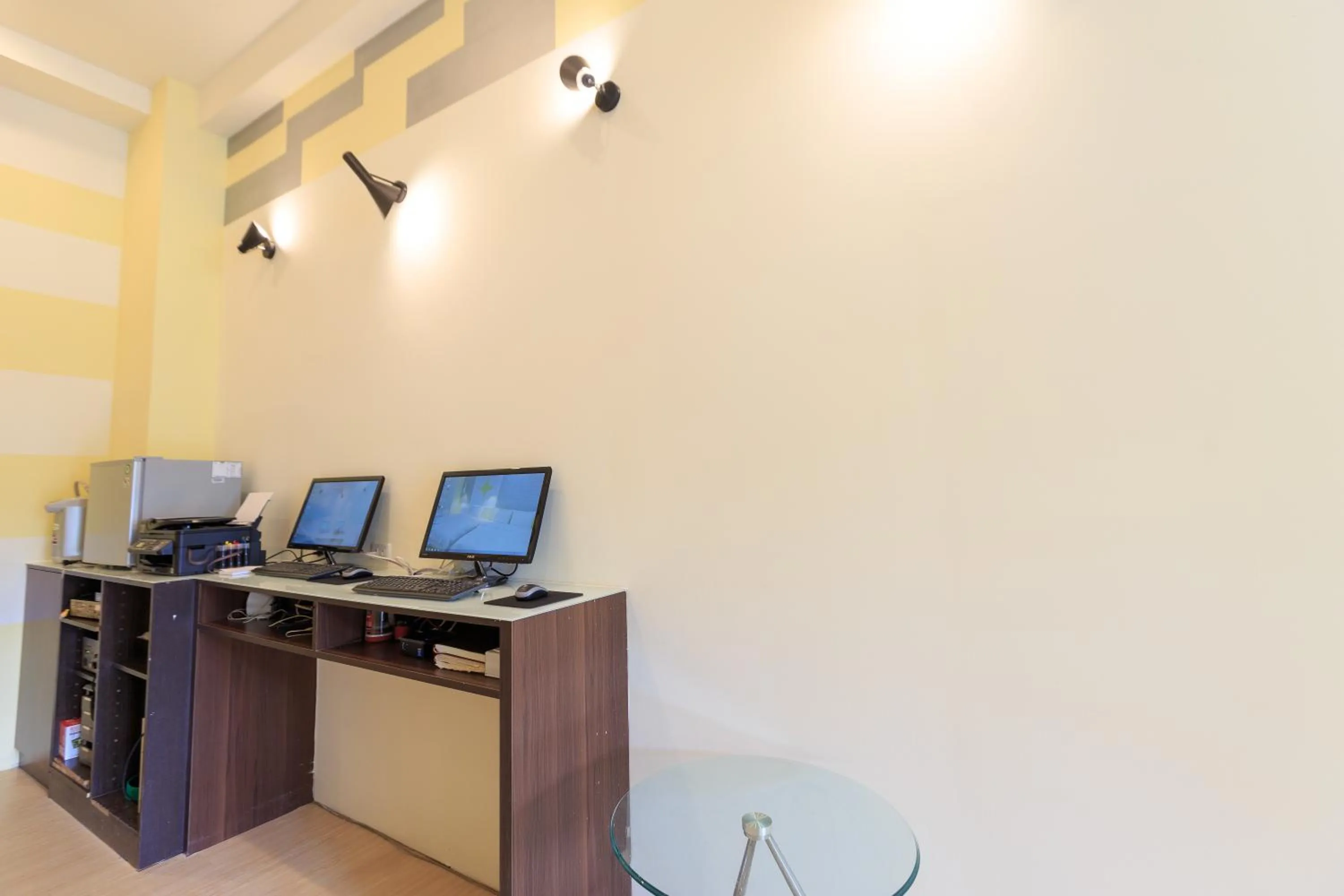 Communal lounge/ TV room in Travelyoung Hotel