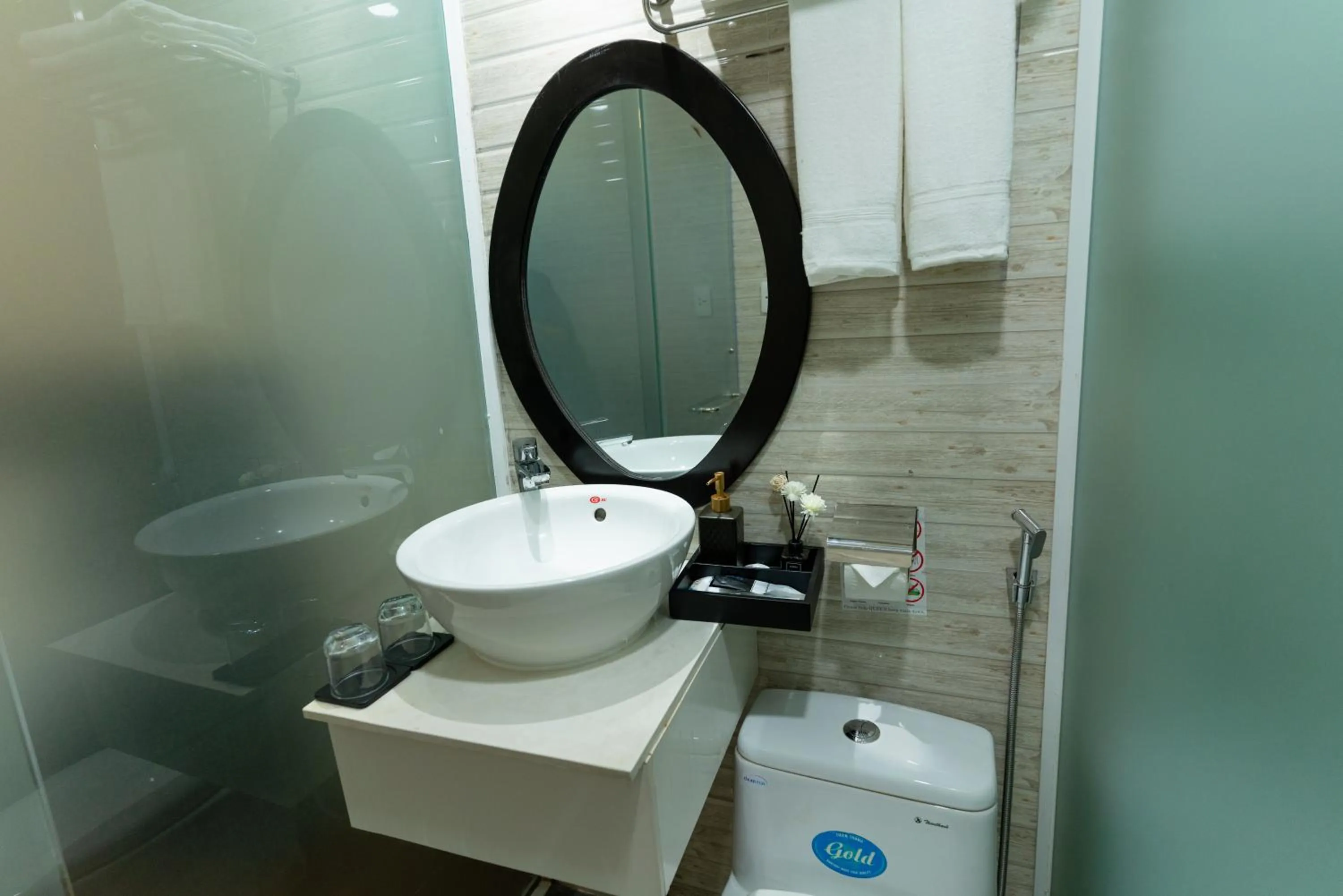 Shower in Queen Central Hotel - Ben Thanh Market