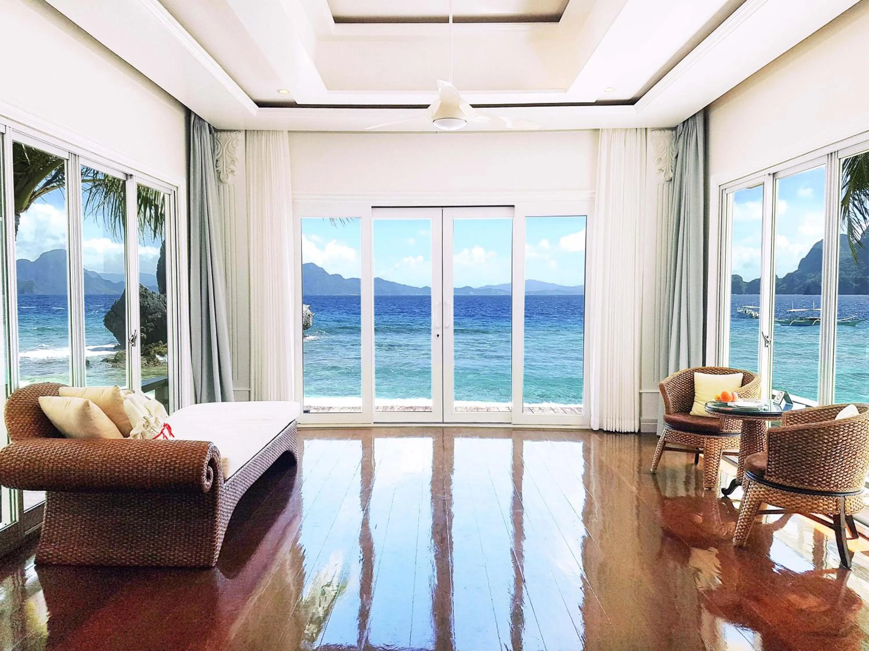 Living room in Matinloc Island Resort