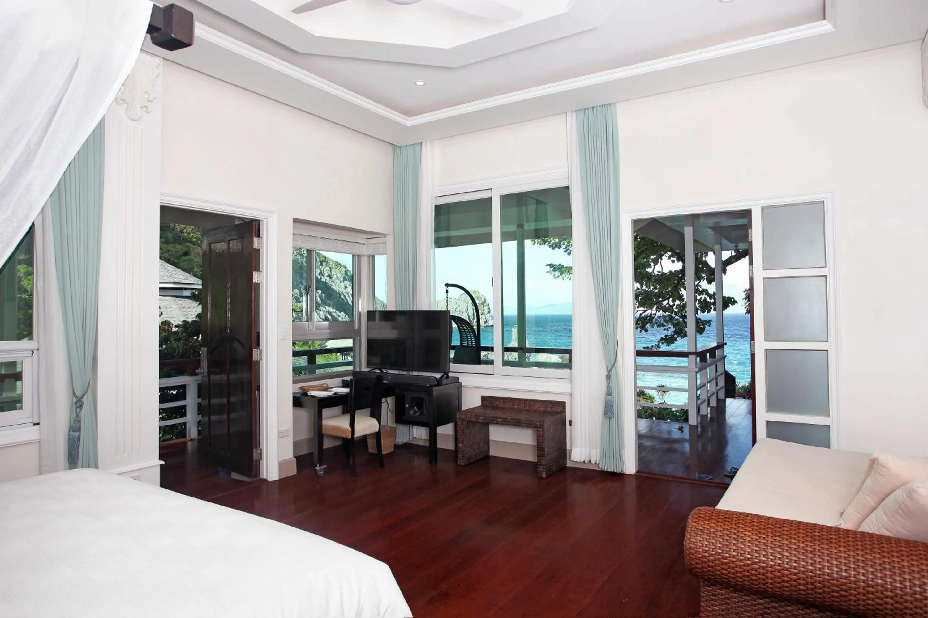 Communal lounge/ TV room, Bed in Matinloc Island Resort