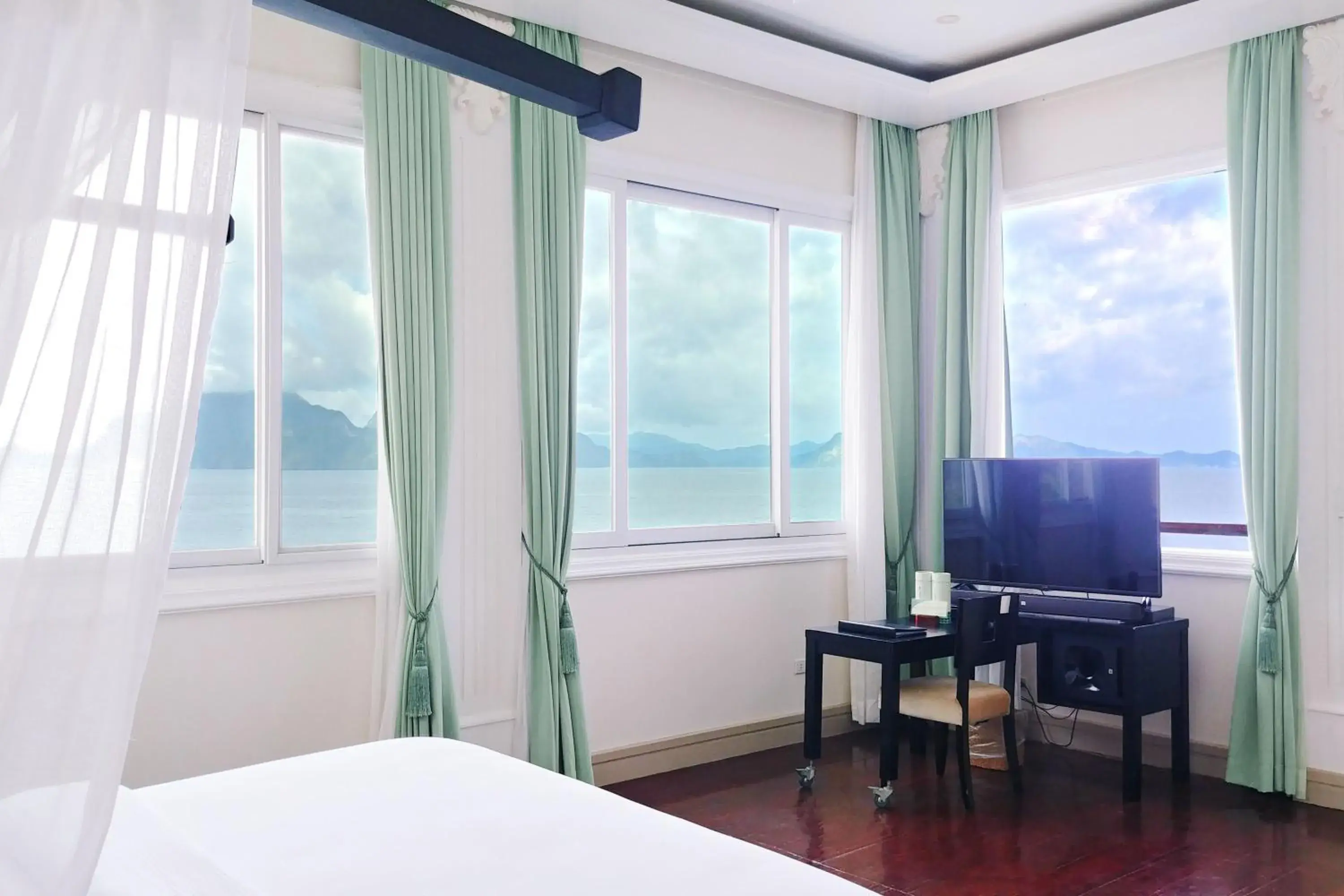 TV and multimedia, Bed in Matinloc Island Resort TV and multimedia, Bed in Matinloc Island Resort