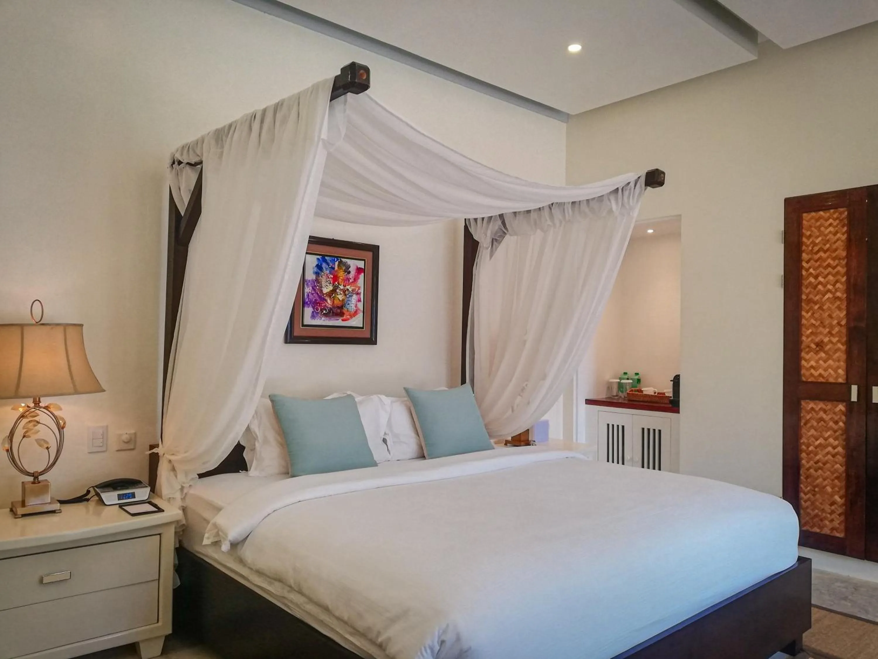 Bed in Matinloc Island Resort