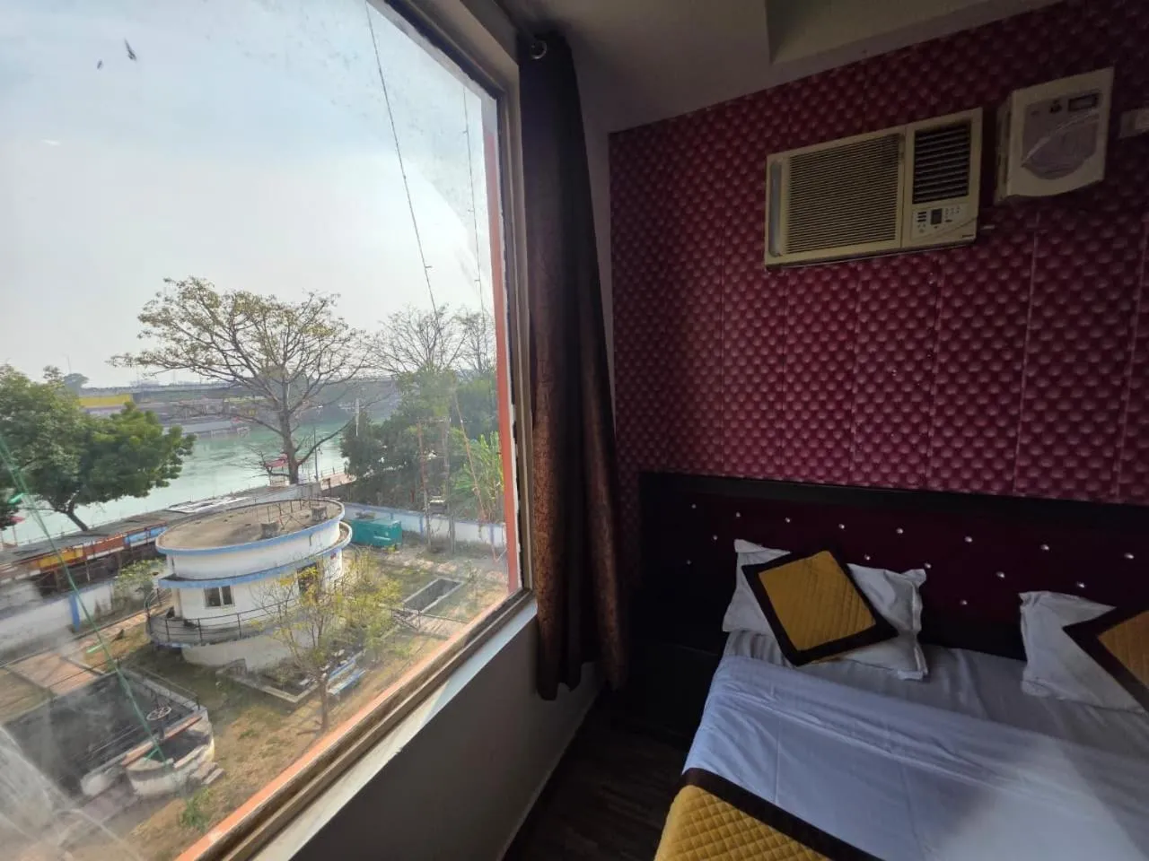 River view, Bed in Hotel Ganges Park