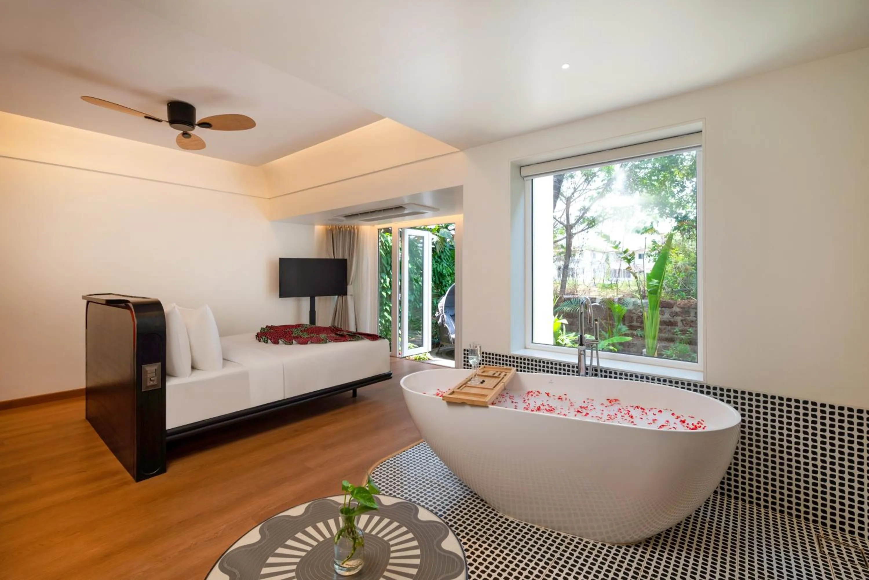 Open Air Bath, Bed in Orchid Passaros Benaulim Goa - Adults Only