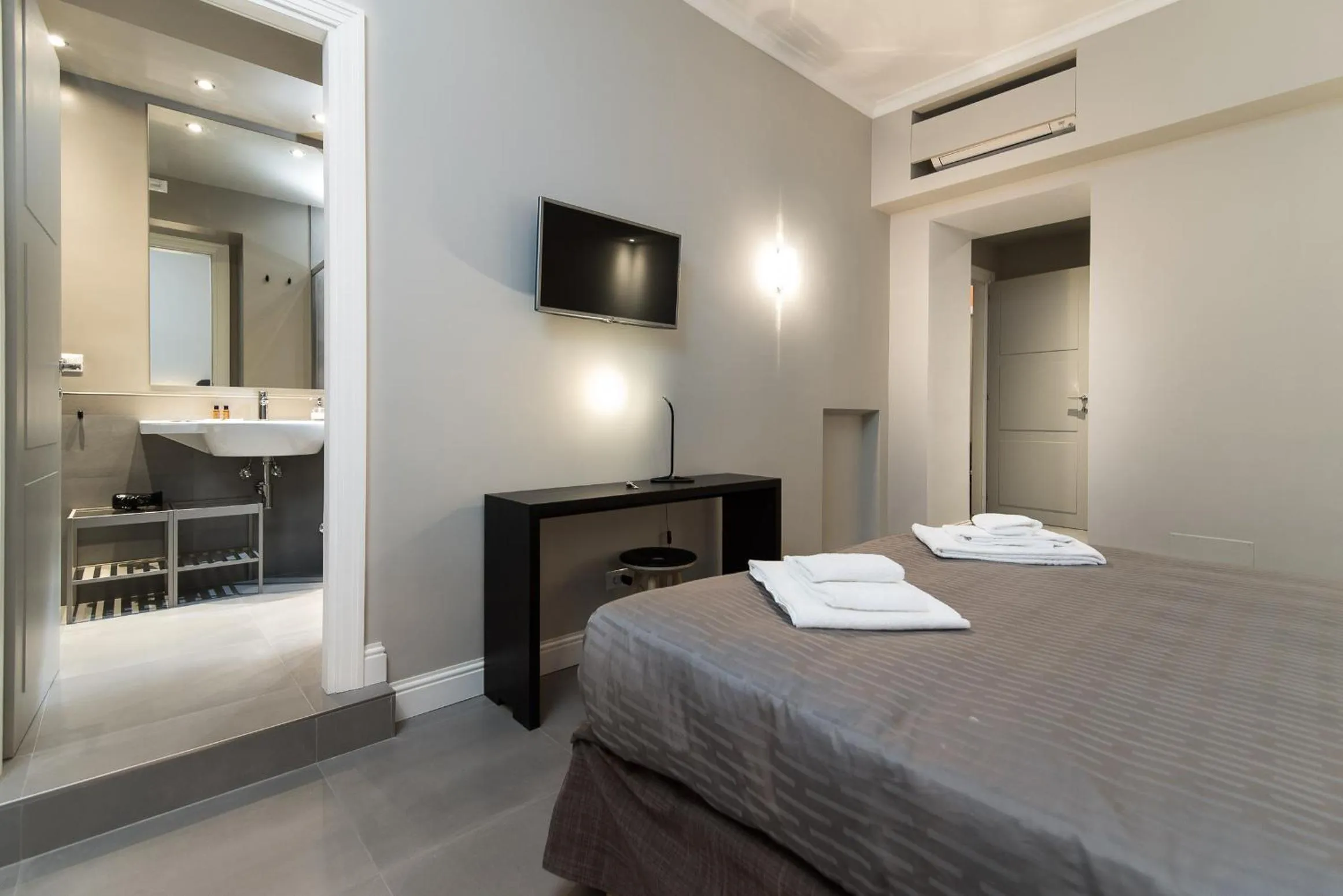 Photo of the whole room, Bed in Ovidio Suite