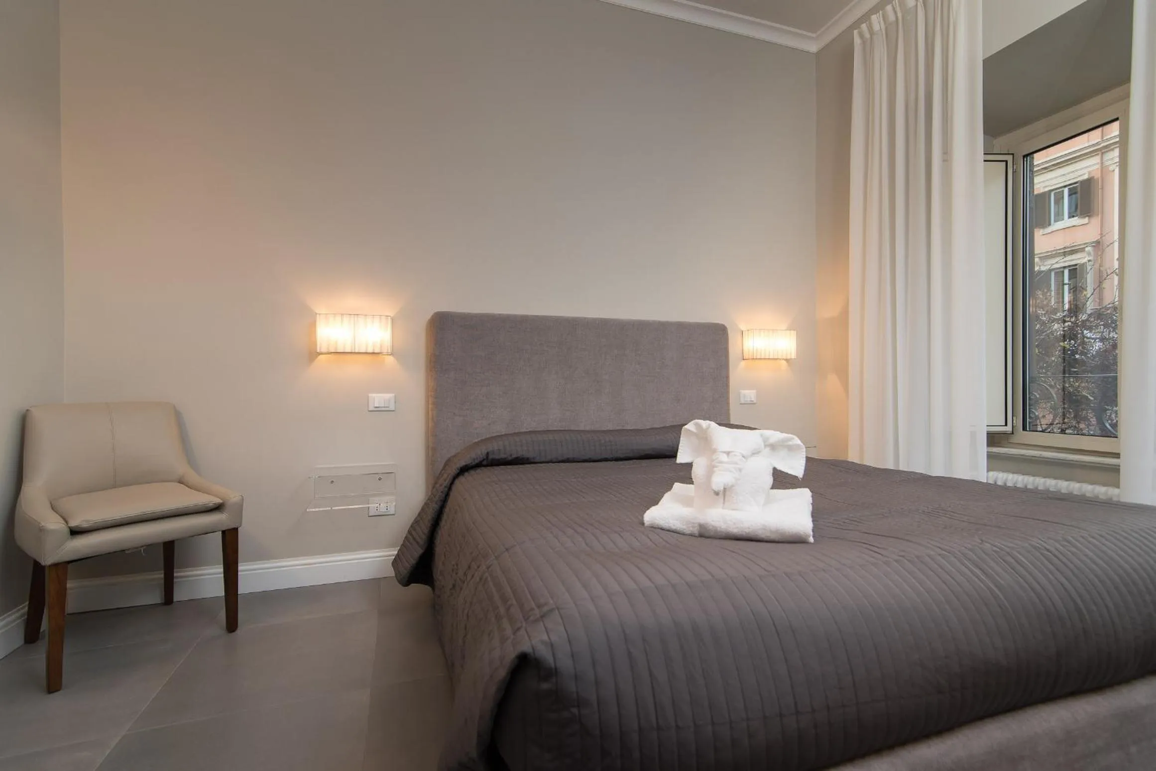 Photo of the whole room, Bed in Ovidio Suite