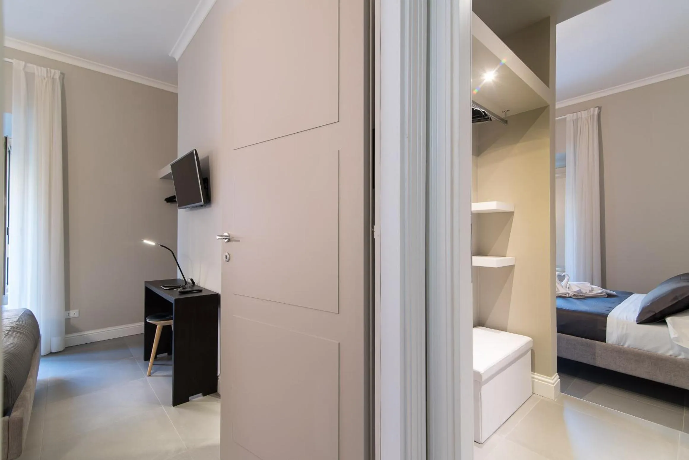 Photo of the whole room, Bed in Ovidio Suite