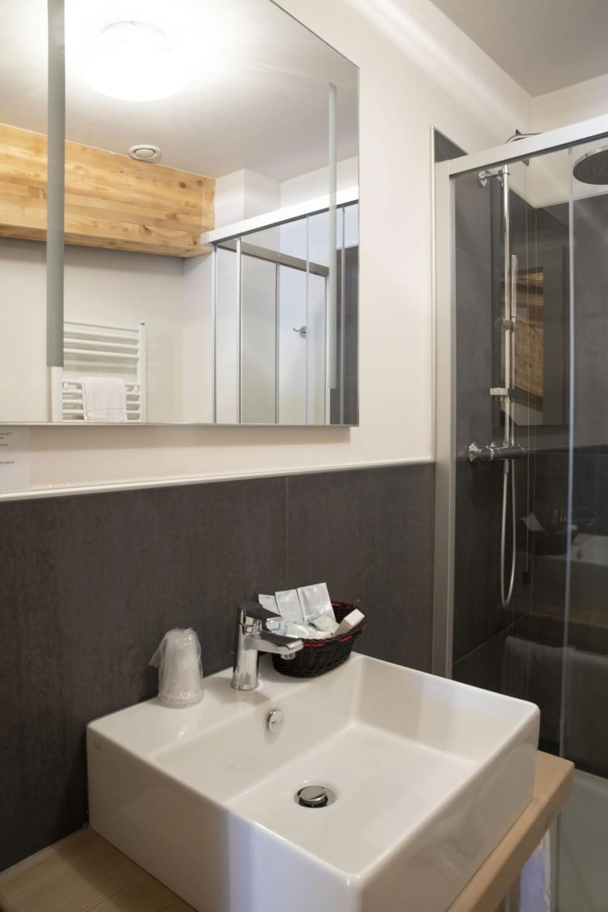 Shower in Hotel Laghetto