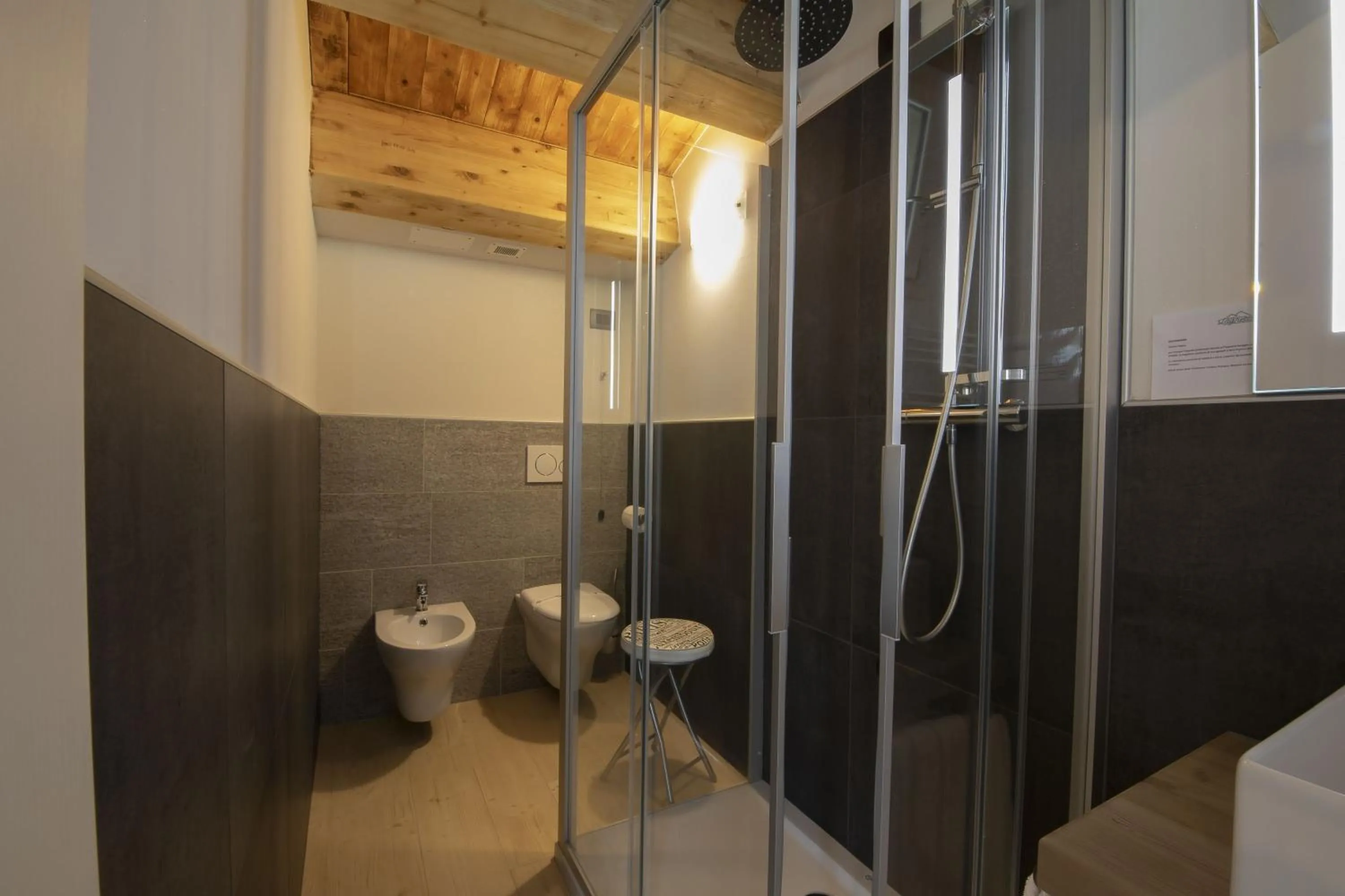 Shower in Hotel Laghetto