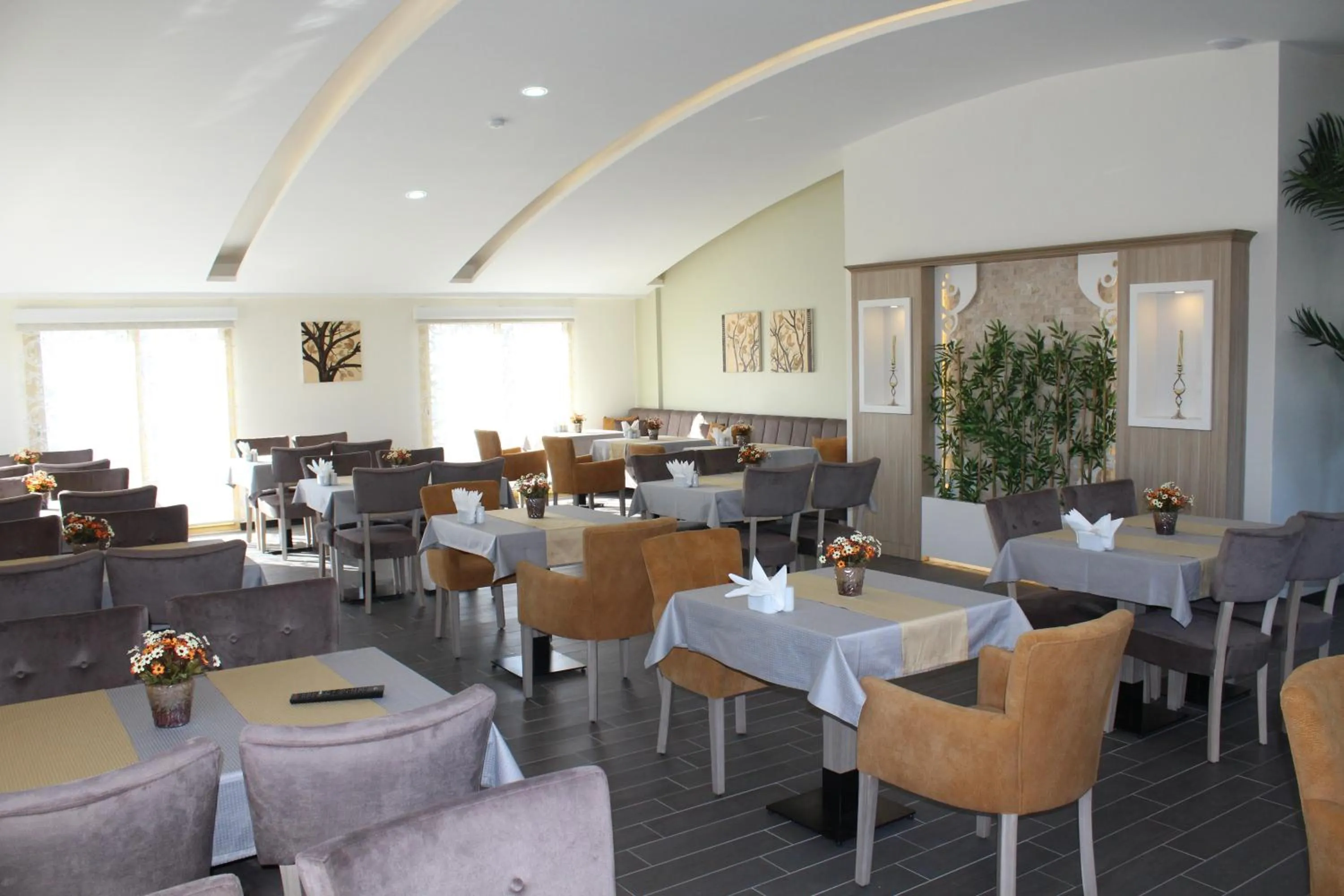 Restaurant/places to eat in Hotel La Bella