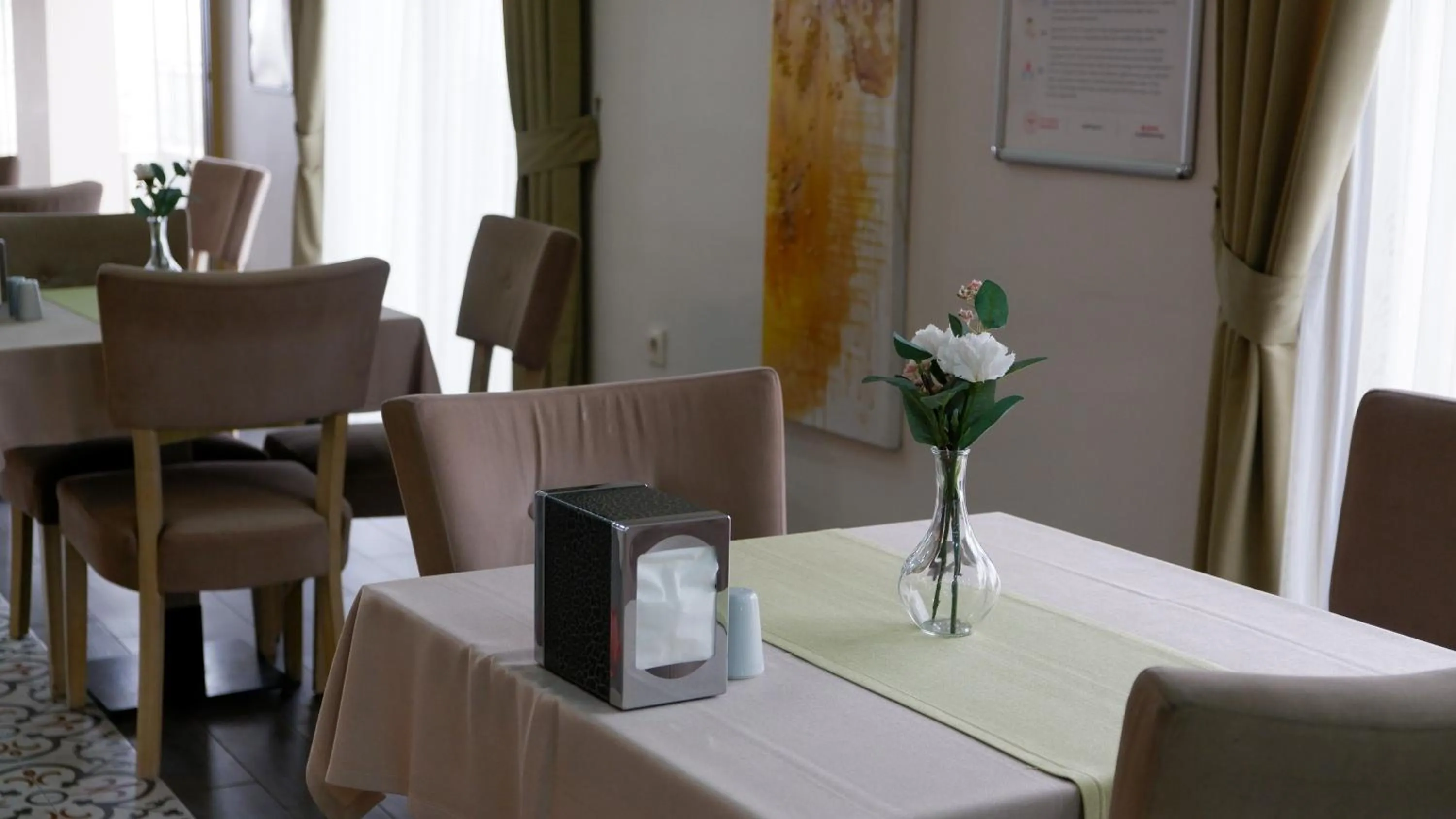 Restaurant/places to eat in Hotel La Bella