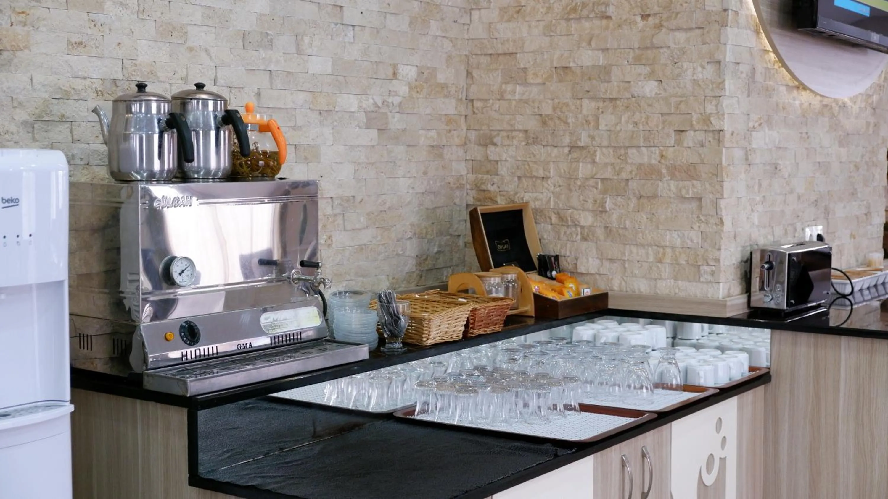 Restaurant/places to eat in Hotel La Bella