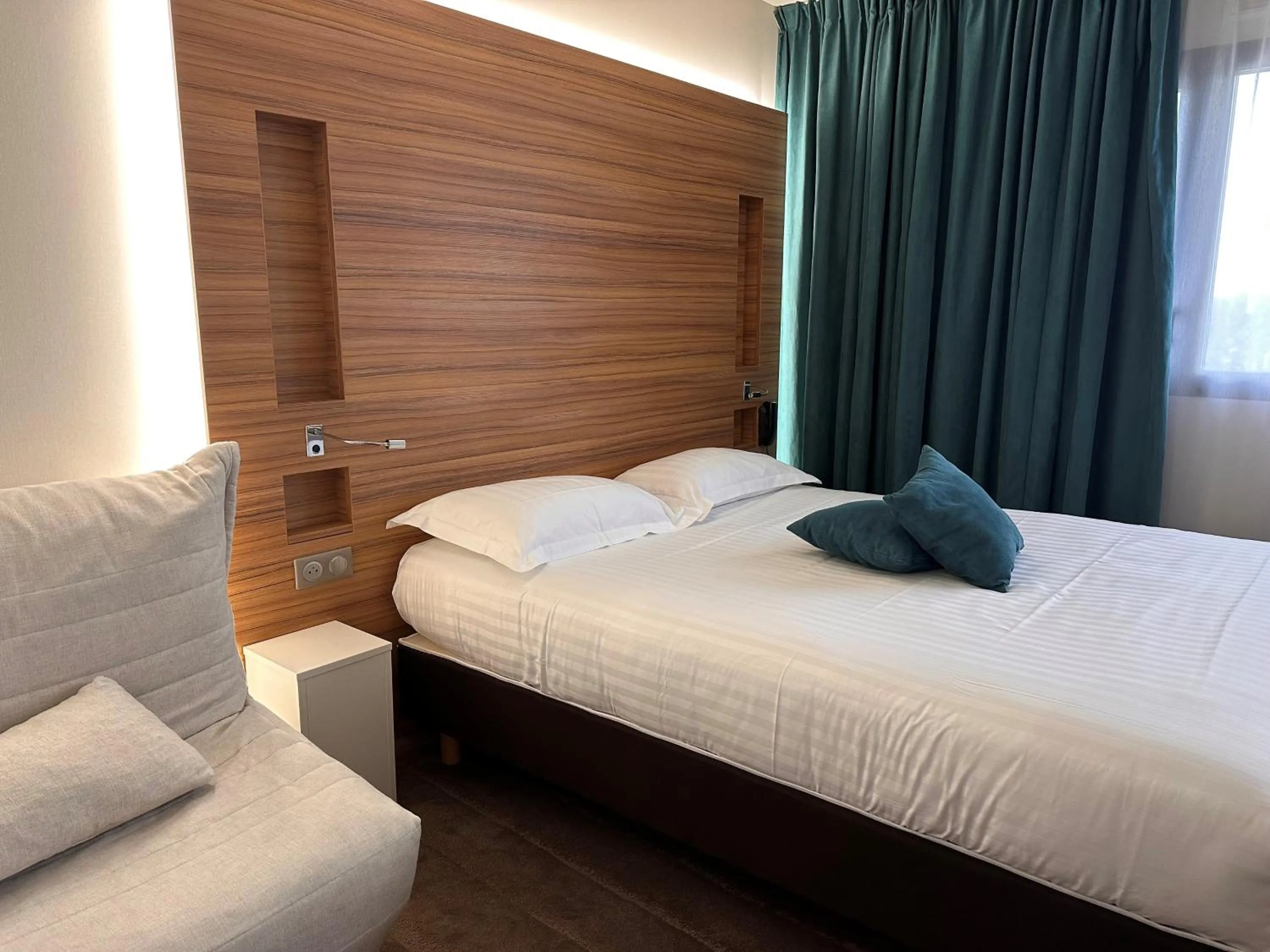 Bedroom, Bed in Brit Hotel & Spa Saint Brieuc Plérin