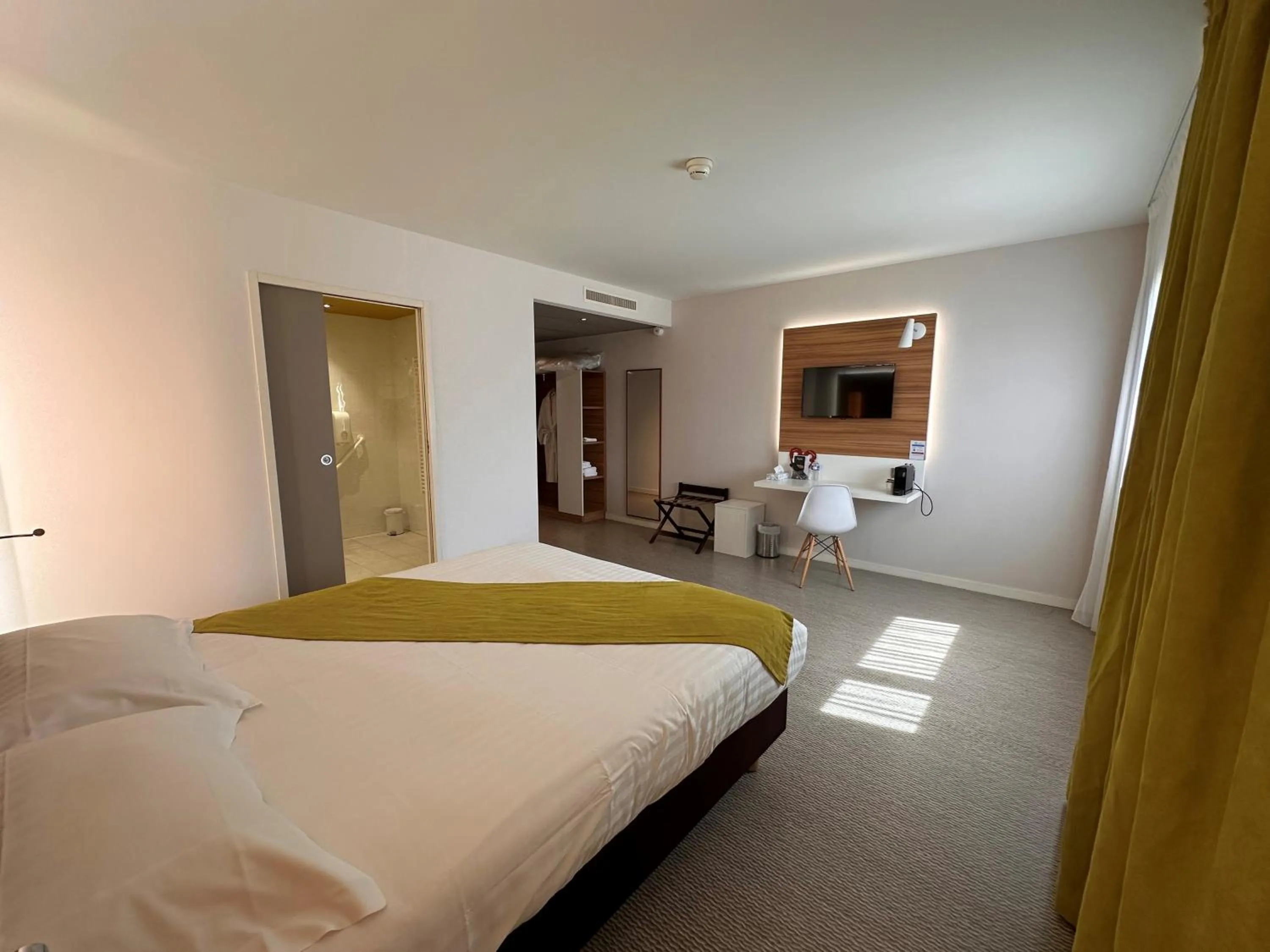 Bedroom, Bed in Brit Hotel & Spa Saint Brieuc Plérin