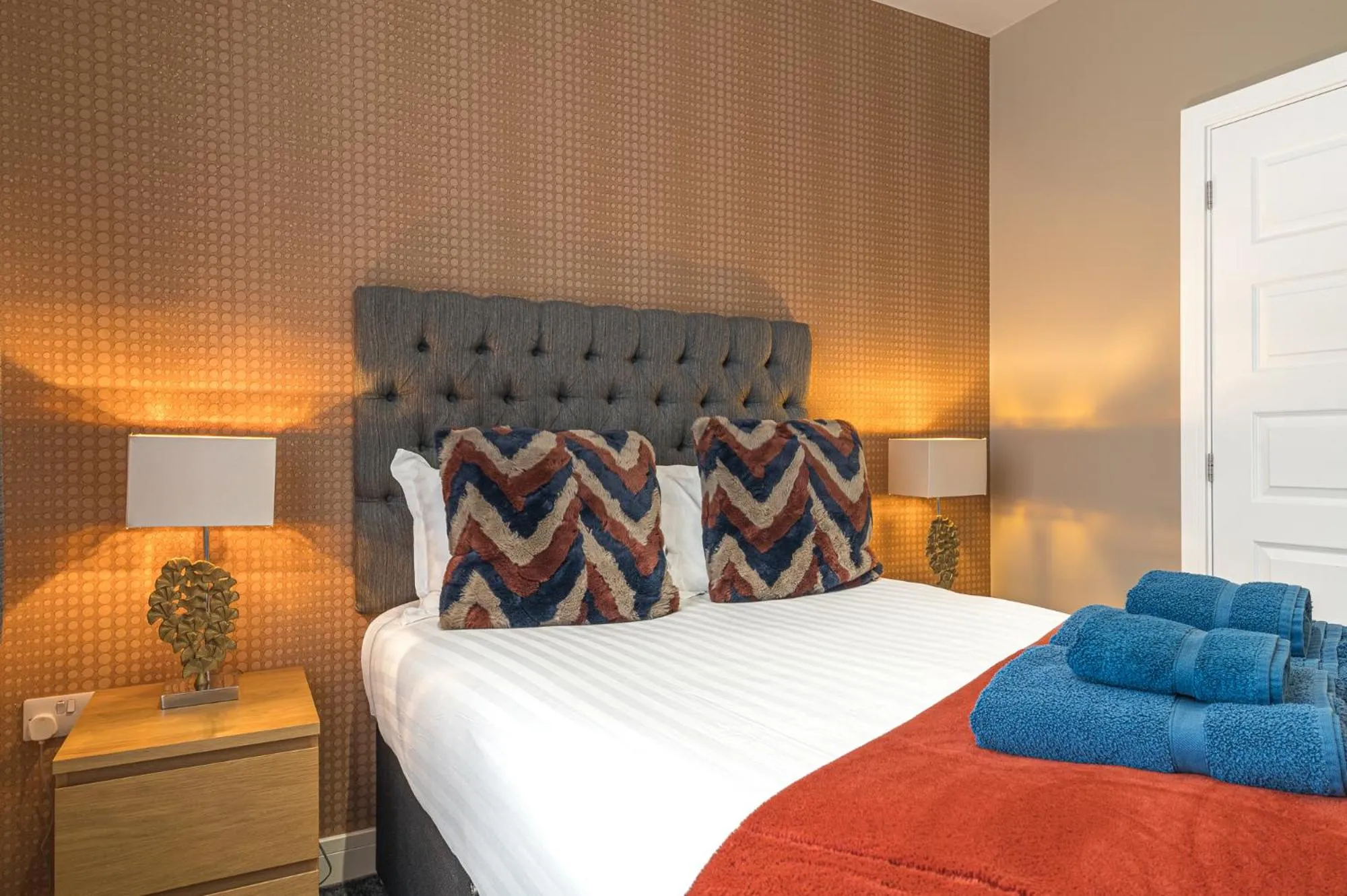 Bed in Abbey Apartments Modern ApartHotel for Tourists & Professionals