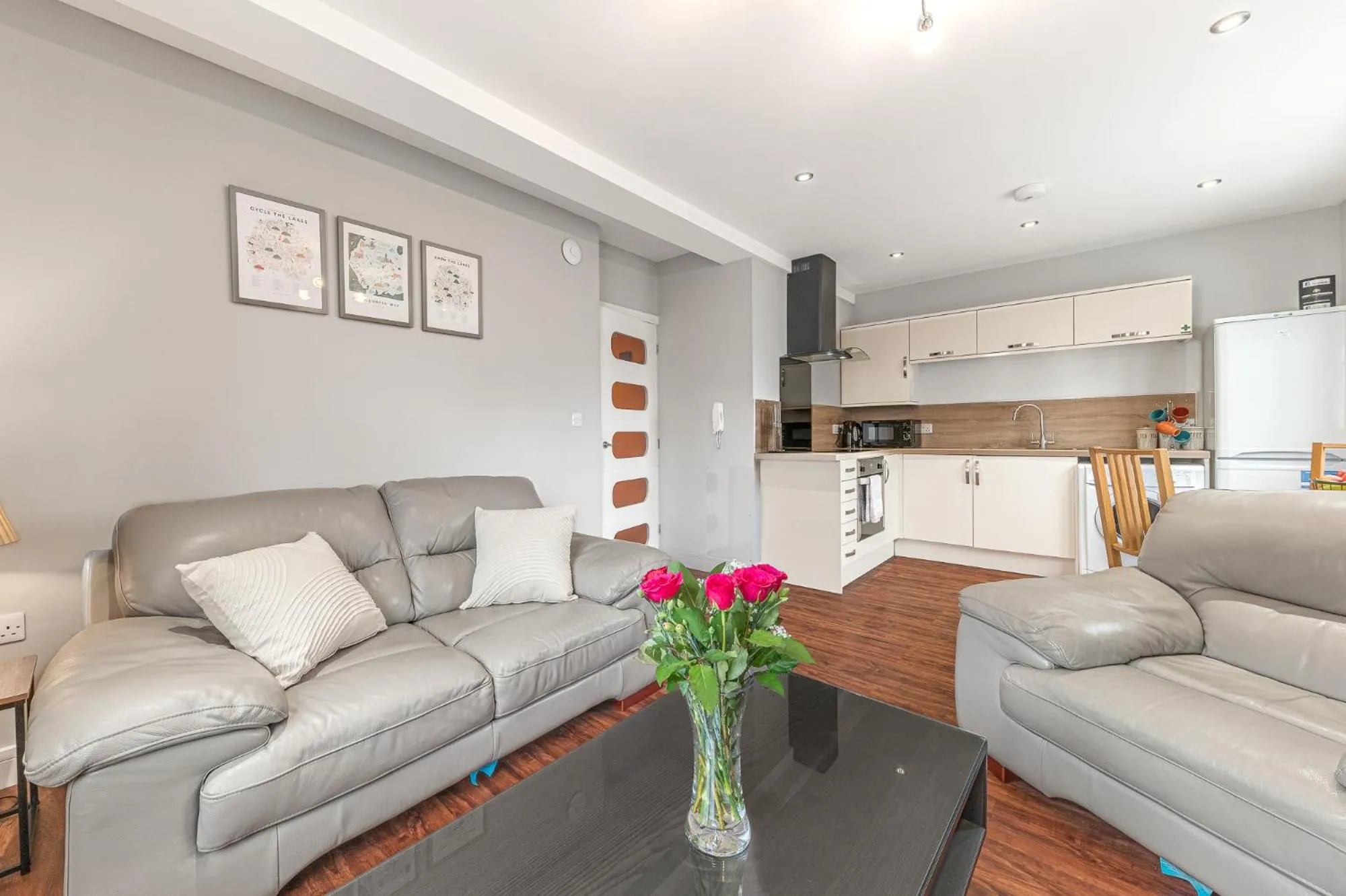 Kitchen or kitchenette in Abbey Apartments Modern ApartHotel for Tourists & Professionals