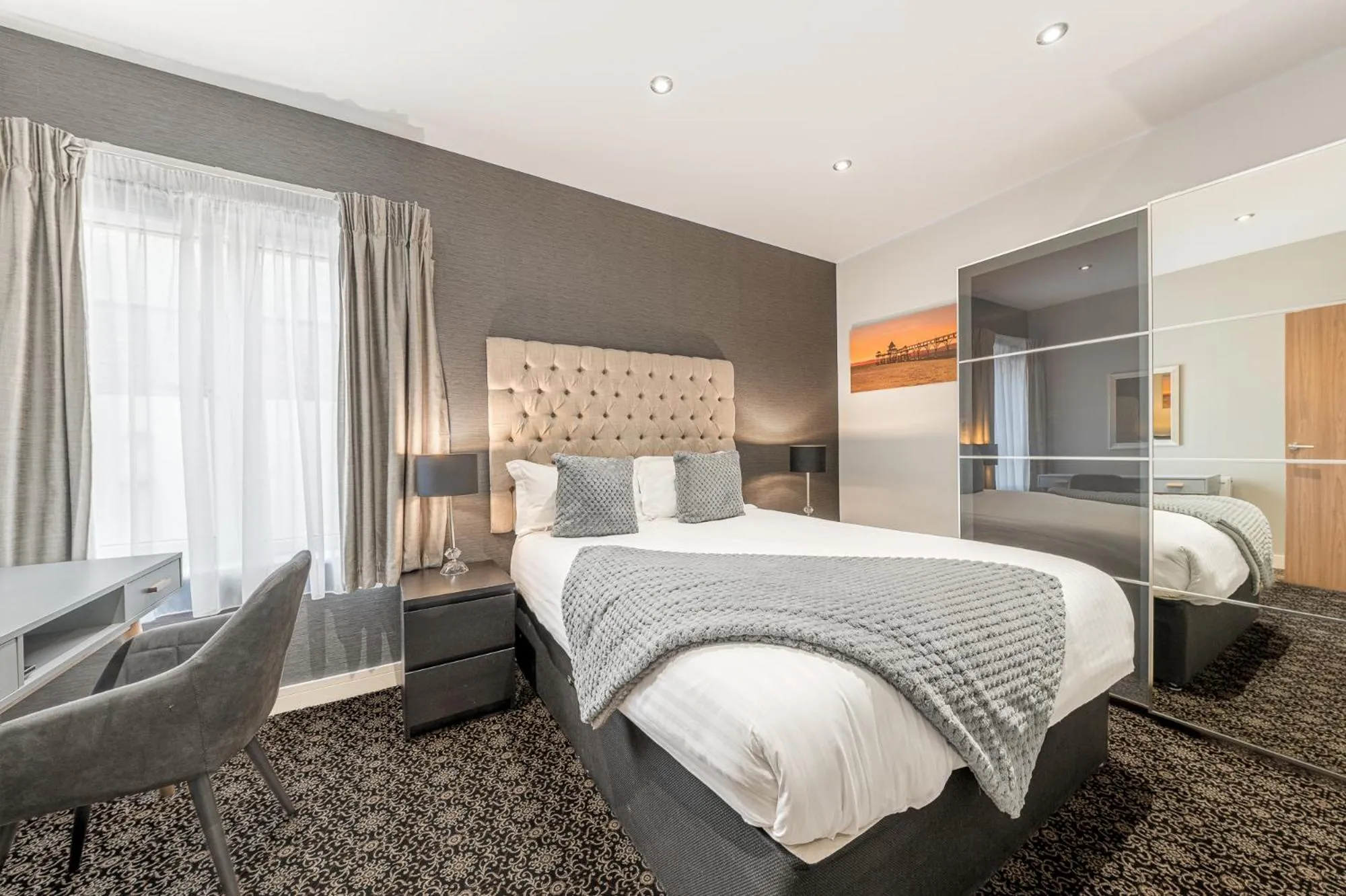 Bed in Abbey Apartments Modern ApartHotel for Tourists & Professionals