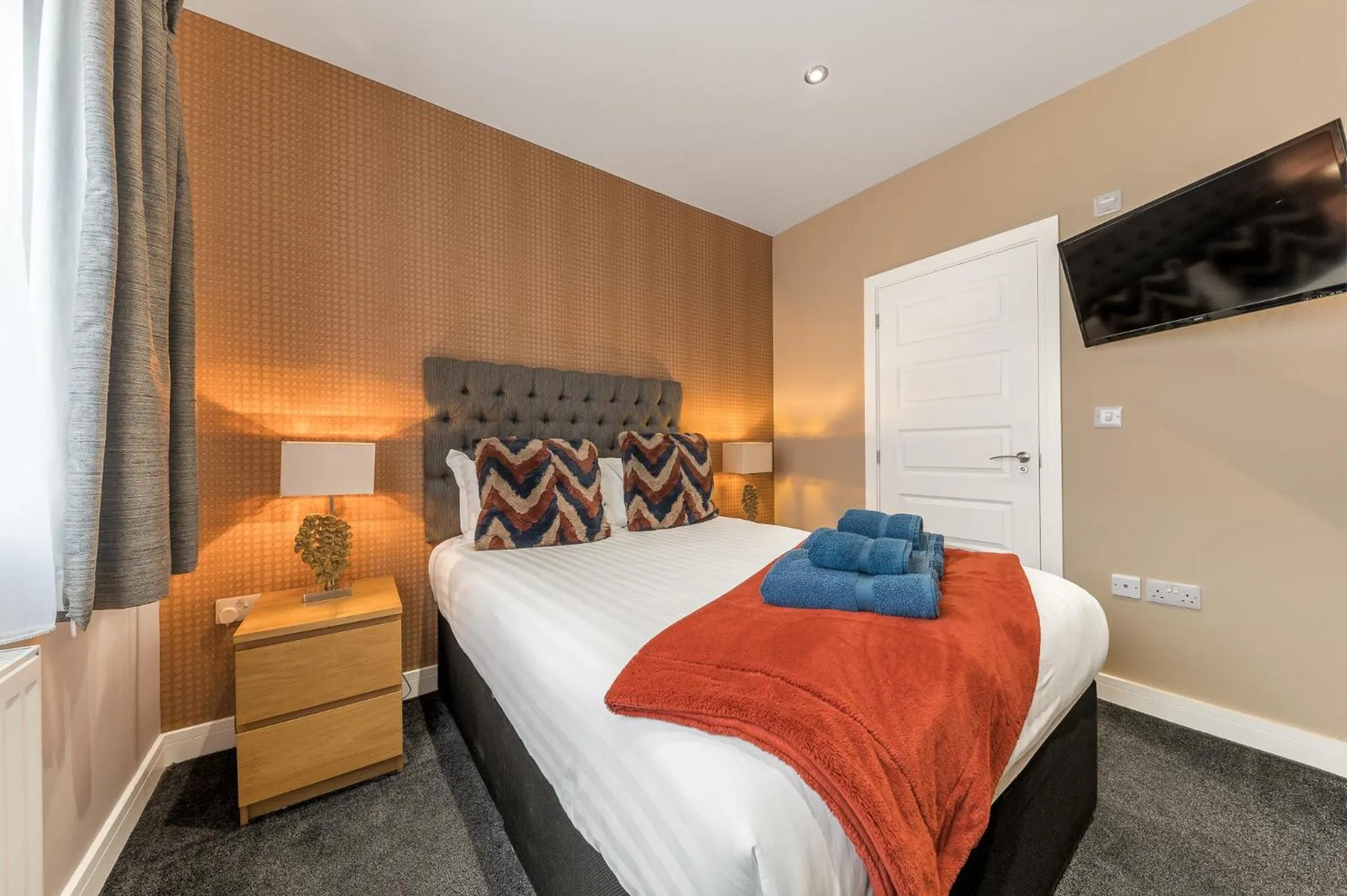 Bed in Abbey Apartments Modern ApartHotel for Tourists & Professionals