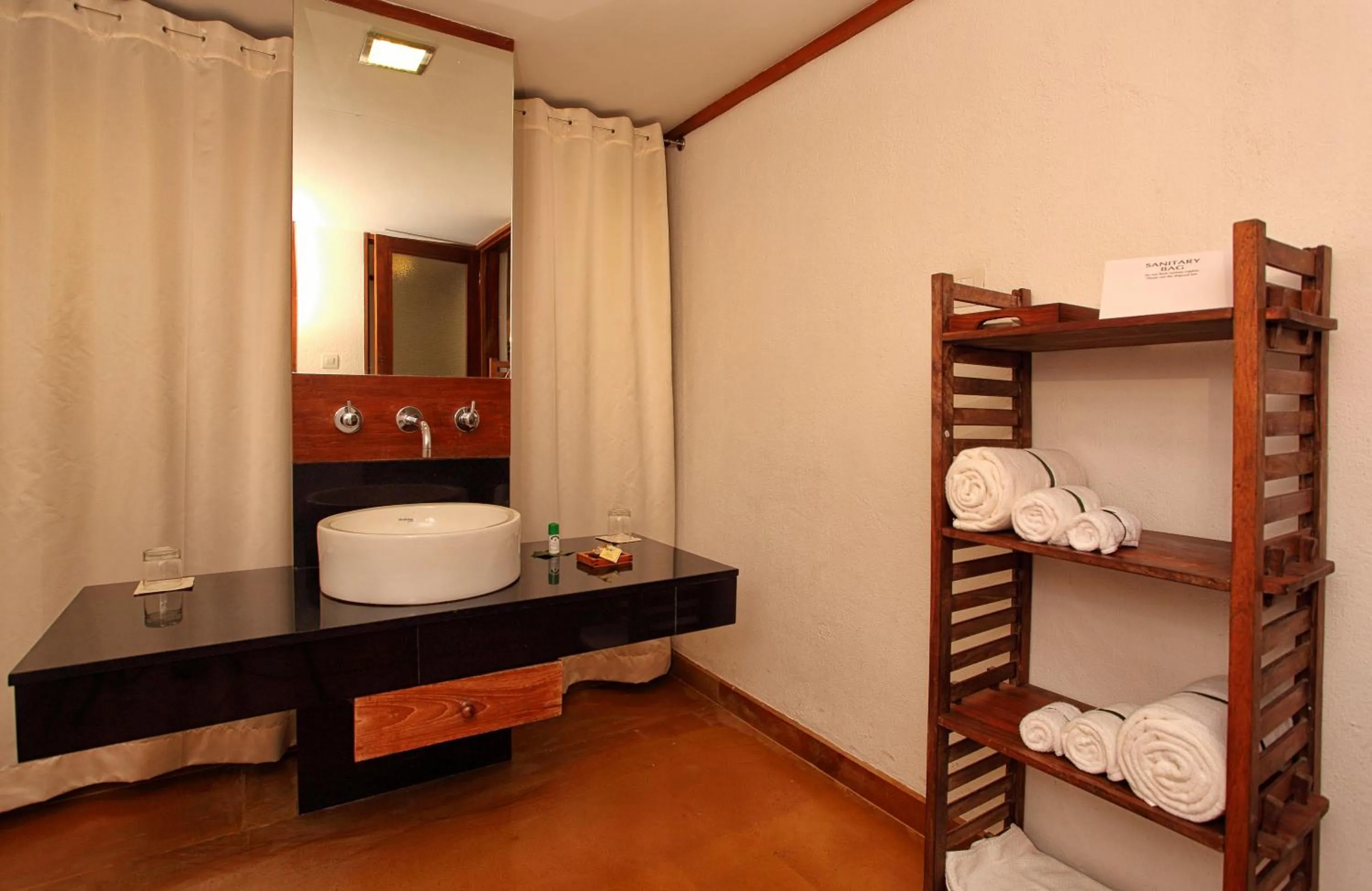Bathroom, Bed in Rainforest Resort