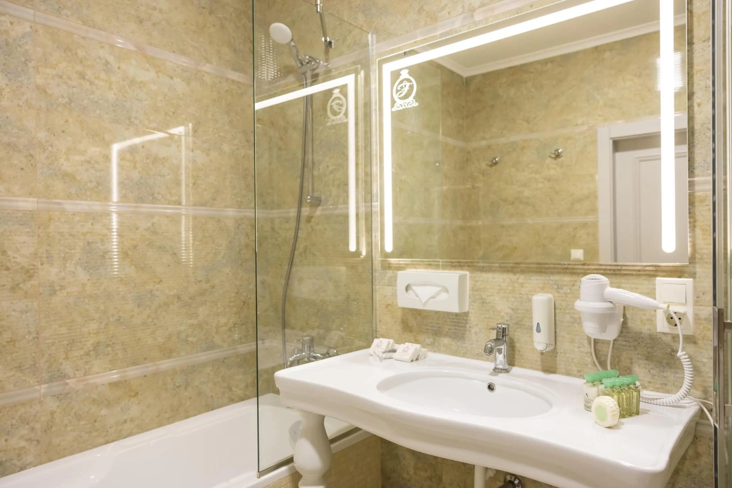 Bath in Hotel France