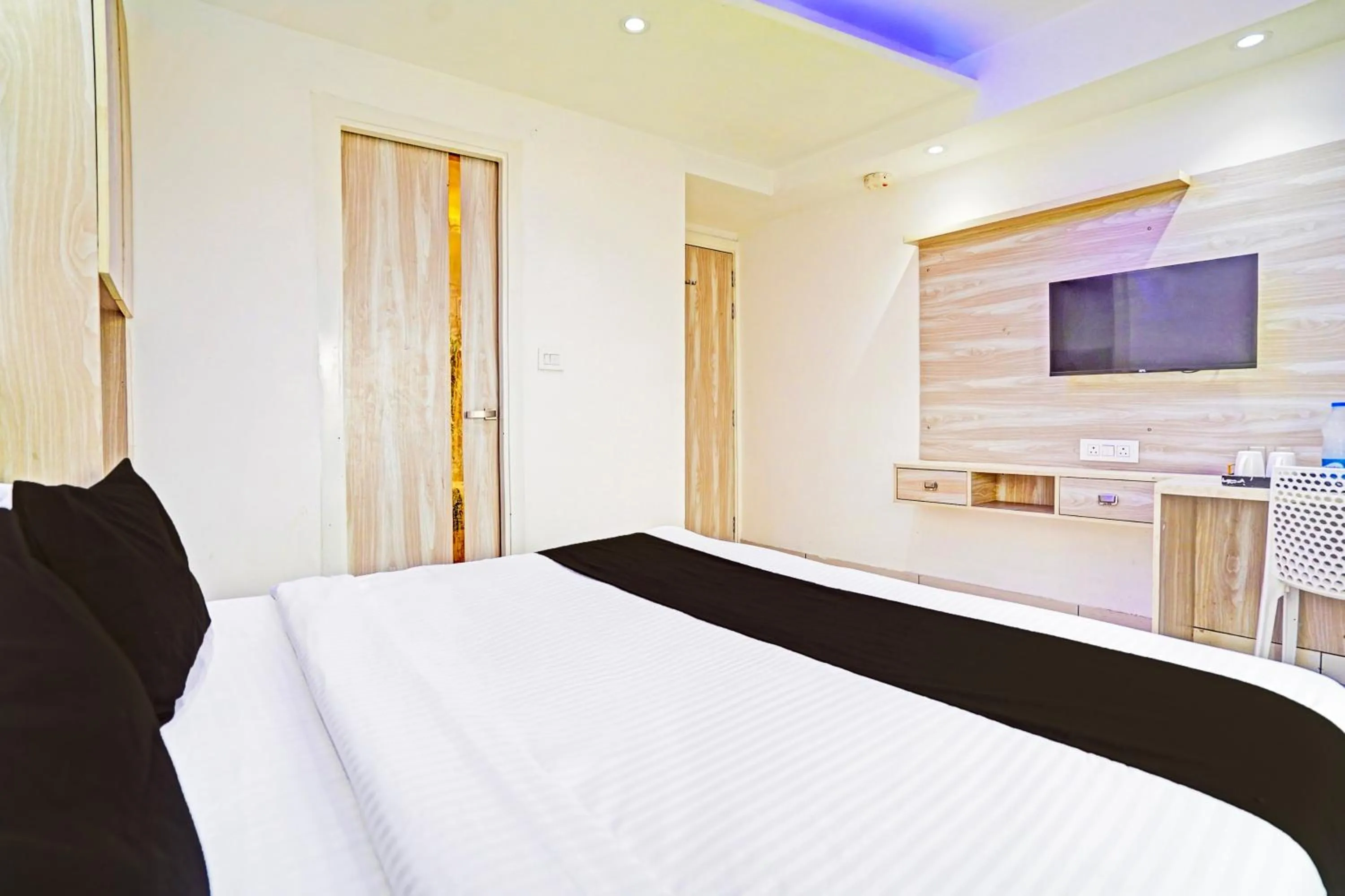 Bedroom, Bed in Super Hotel O Luxury Inn