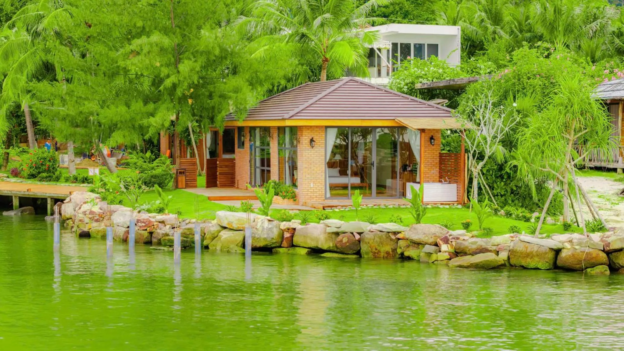 Property building in Rocks Beach Boutique