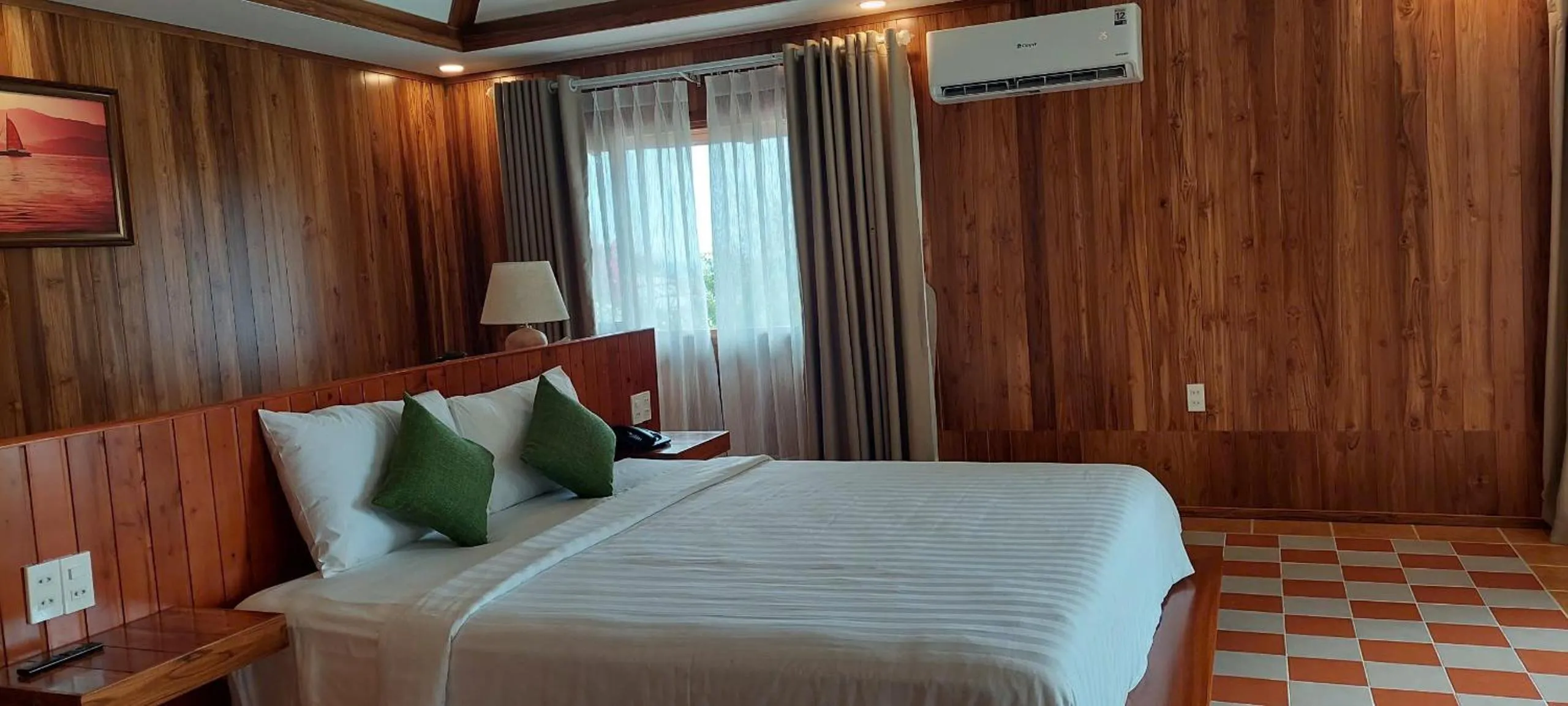 Bed in Rocks Beach Boutique