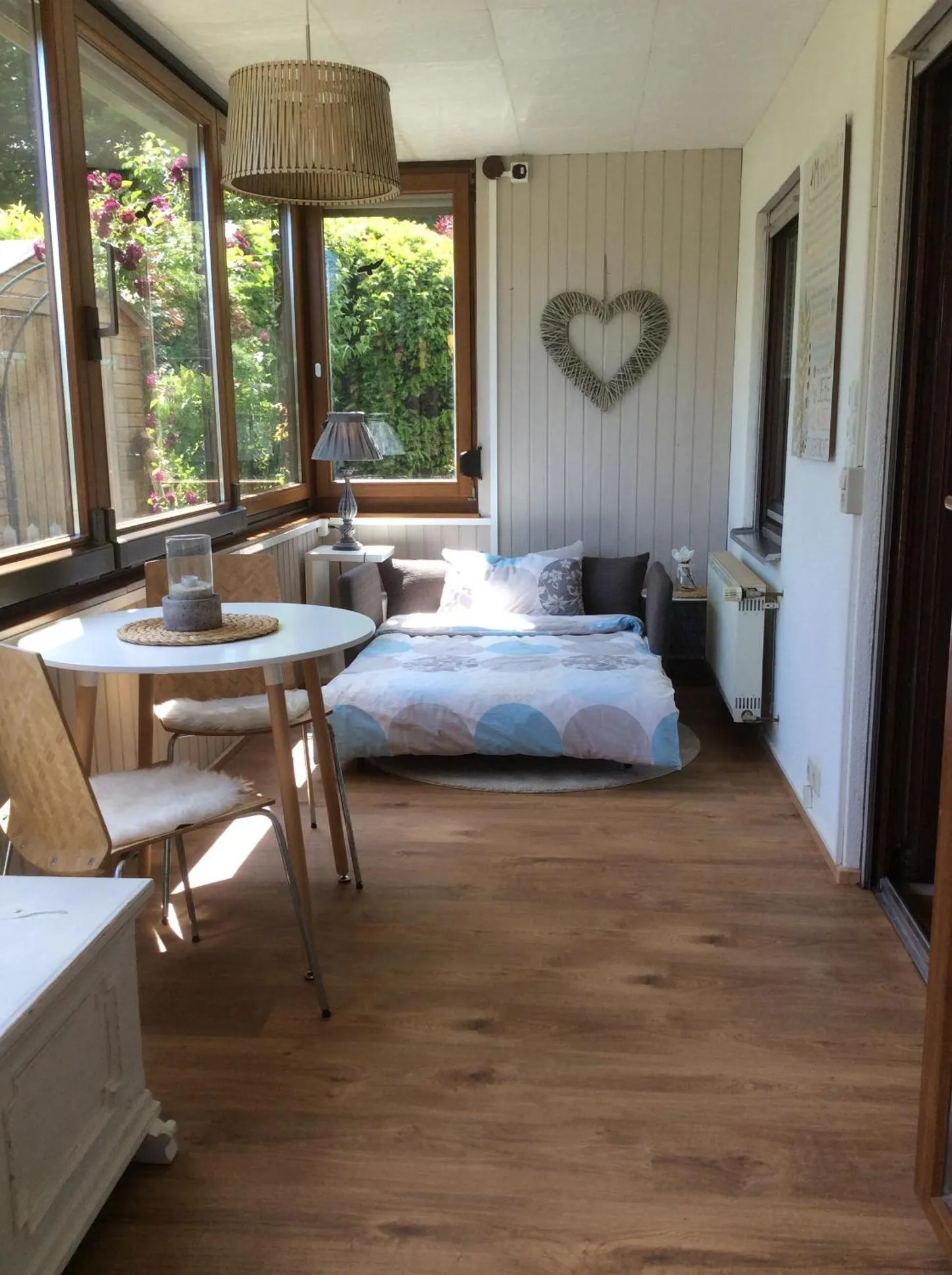Bed in Ferienwohnung mit HERZ in Laufenburg