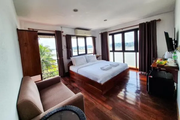 Bed in Riverside Houayxay Hotel