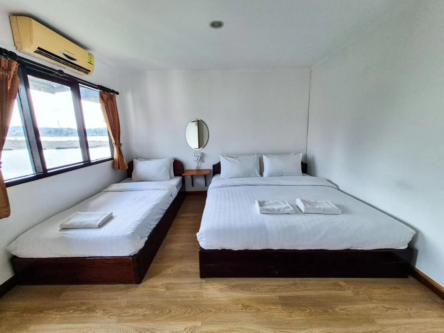 Bed in Riverside Houayxay Hotel