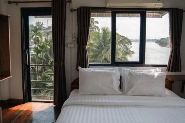 Bed in Riverside Houayxay Hotel