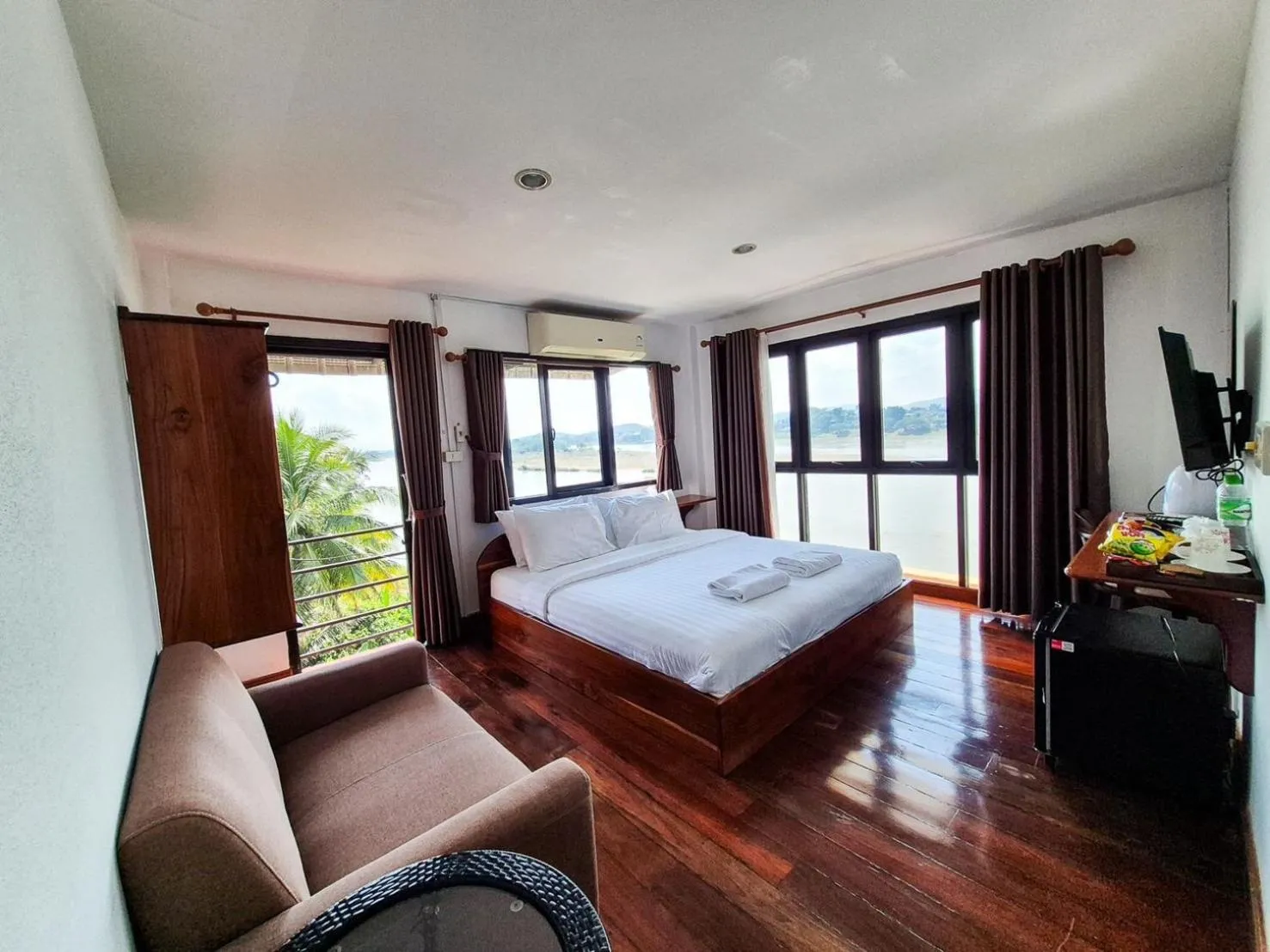 Bed in Riverside Houayxay Hotel