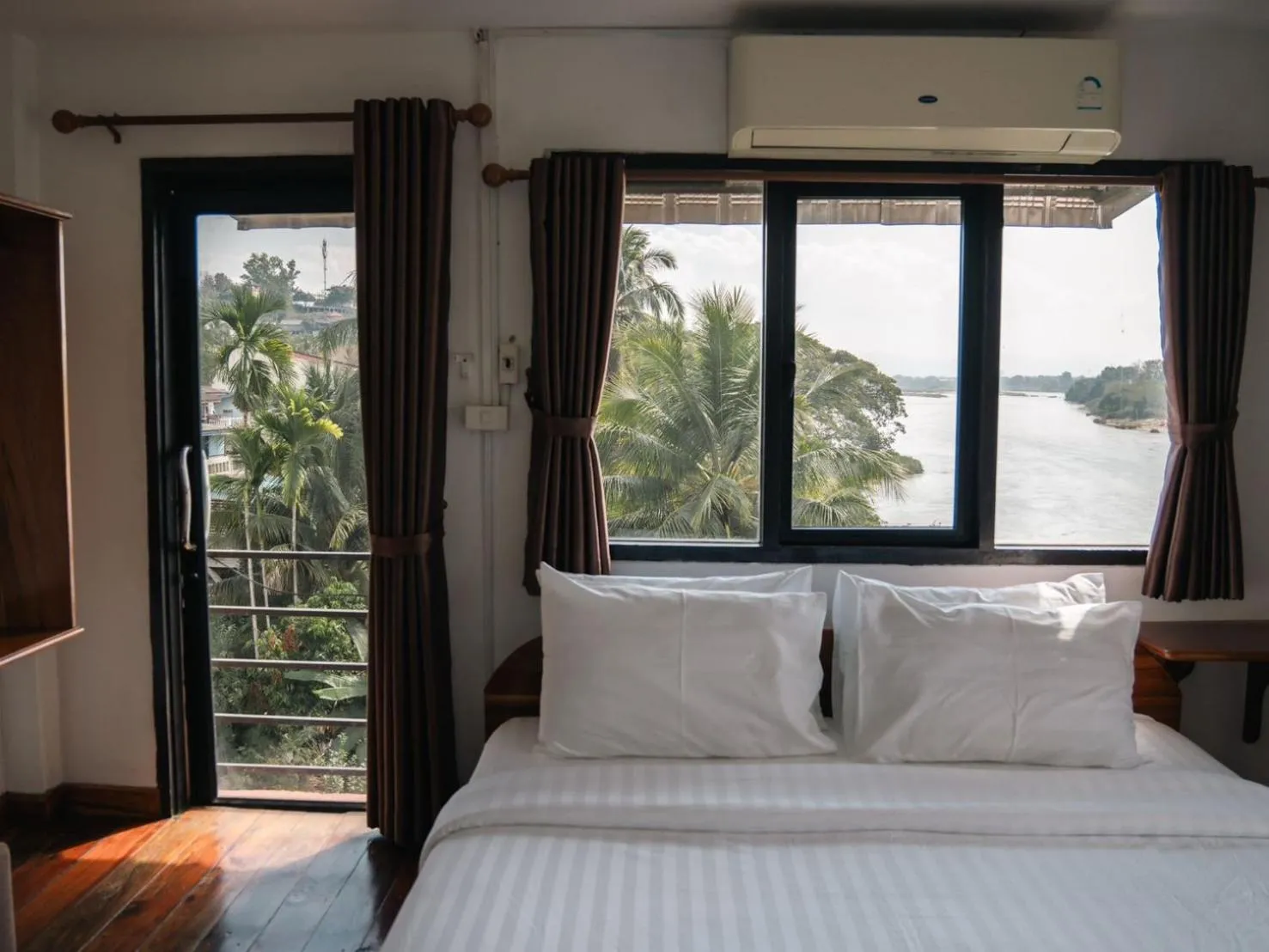 Bed in Riverside Houayxay Hotel