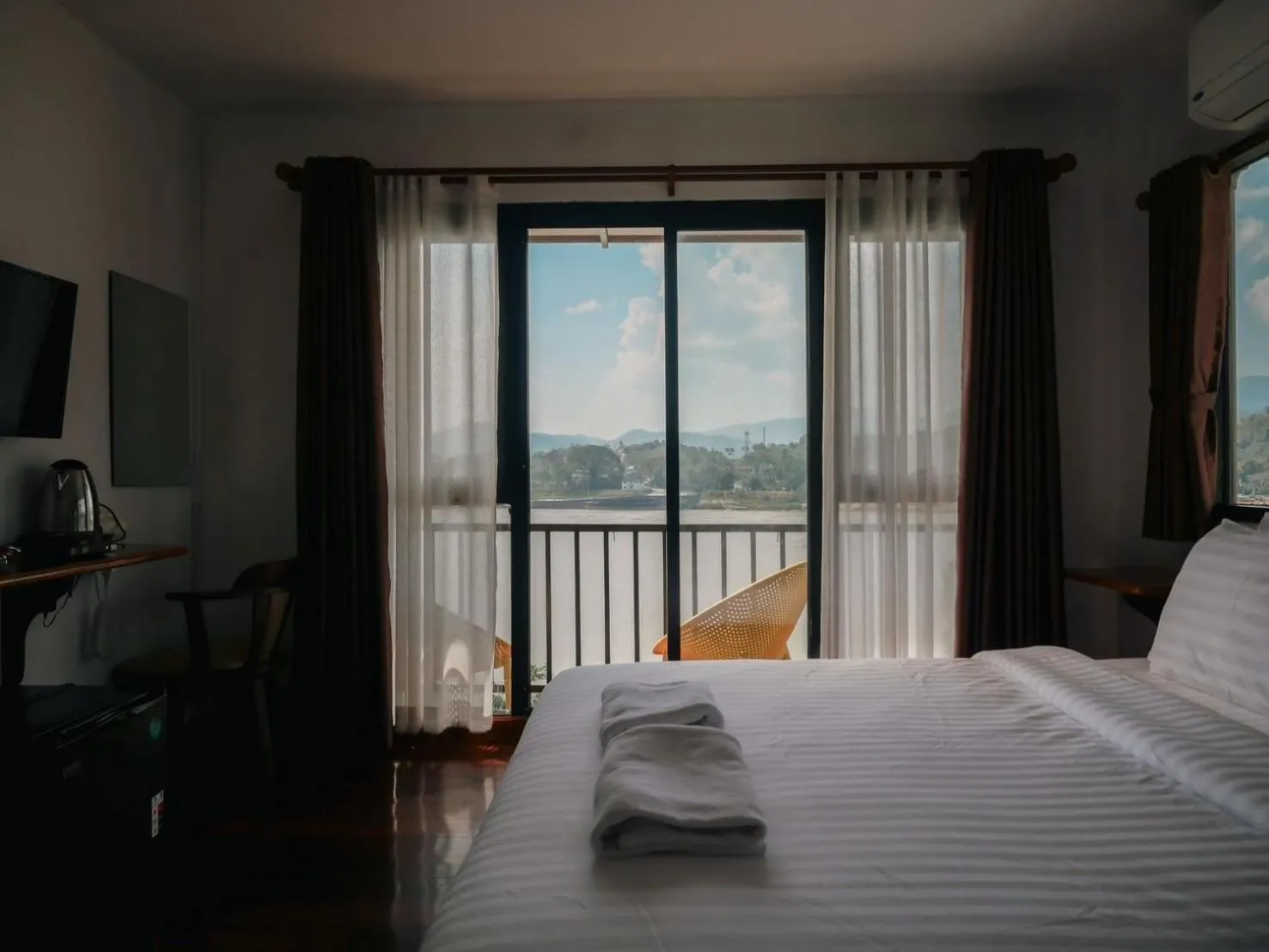Bed in Riverside Houayxay Hotel