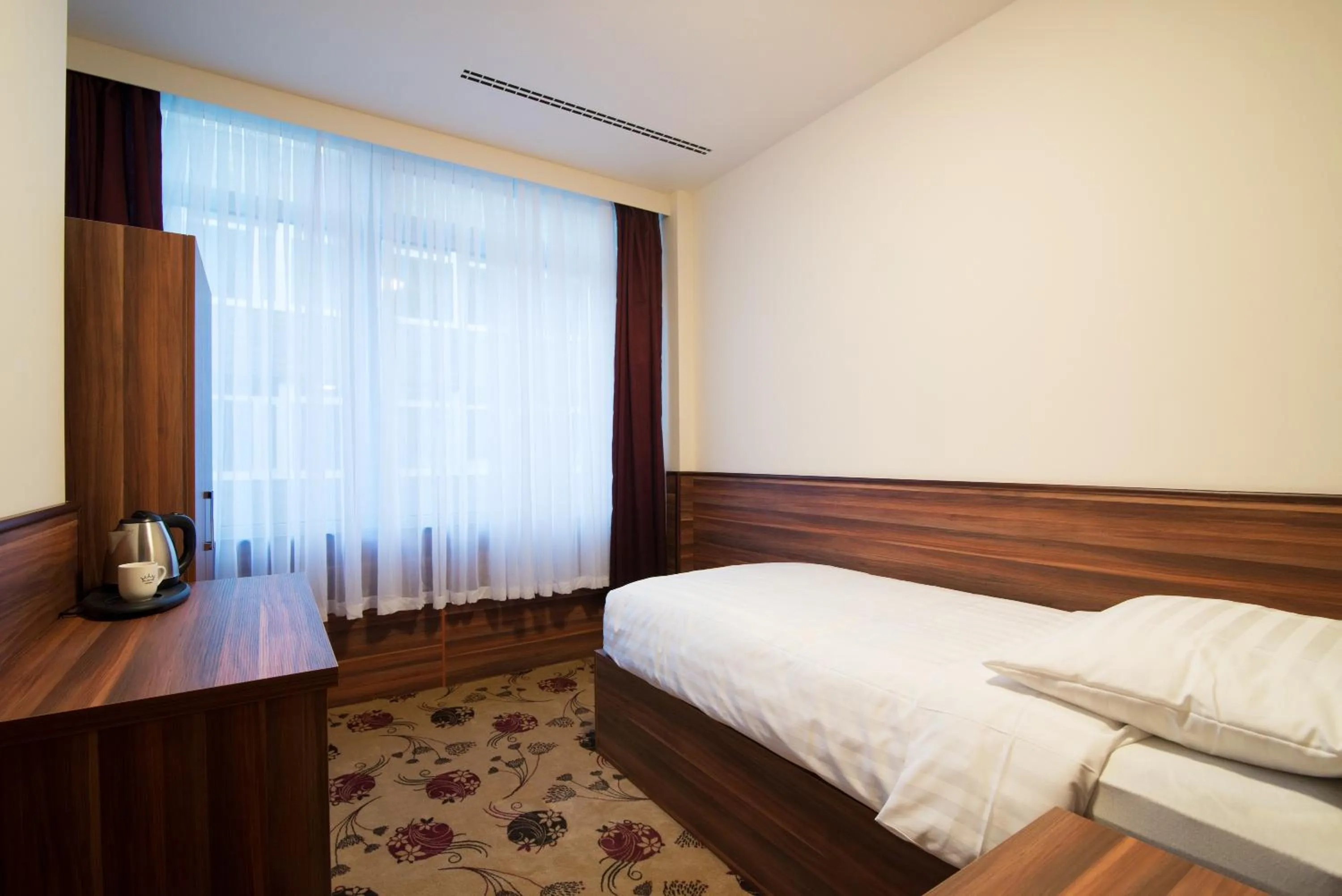 Bedroom in Hotel King's Court