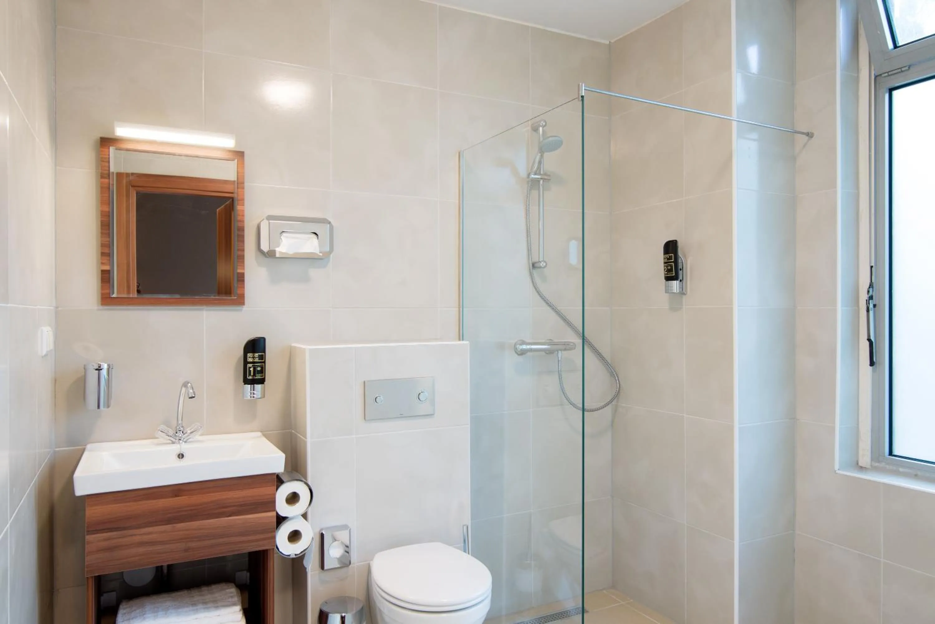 Shower in Hotel King's Court