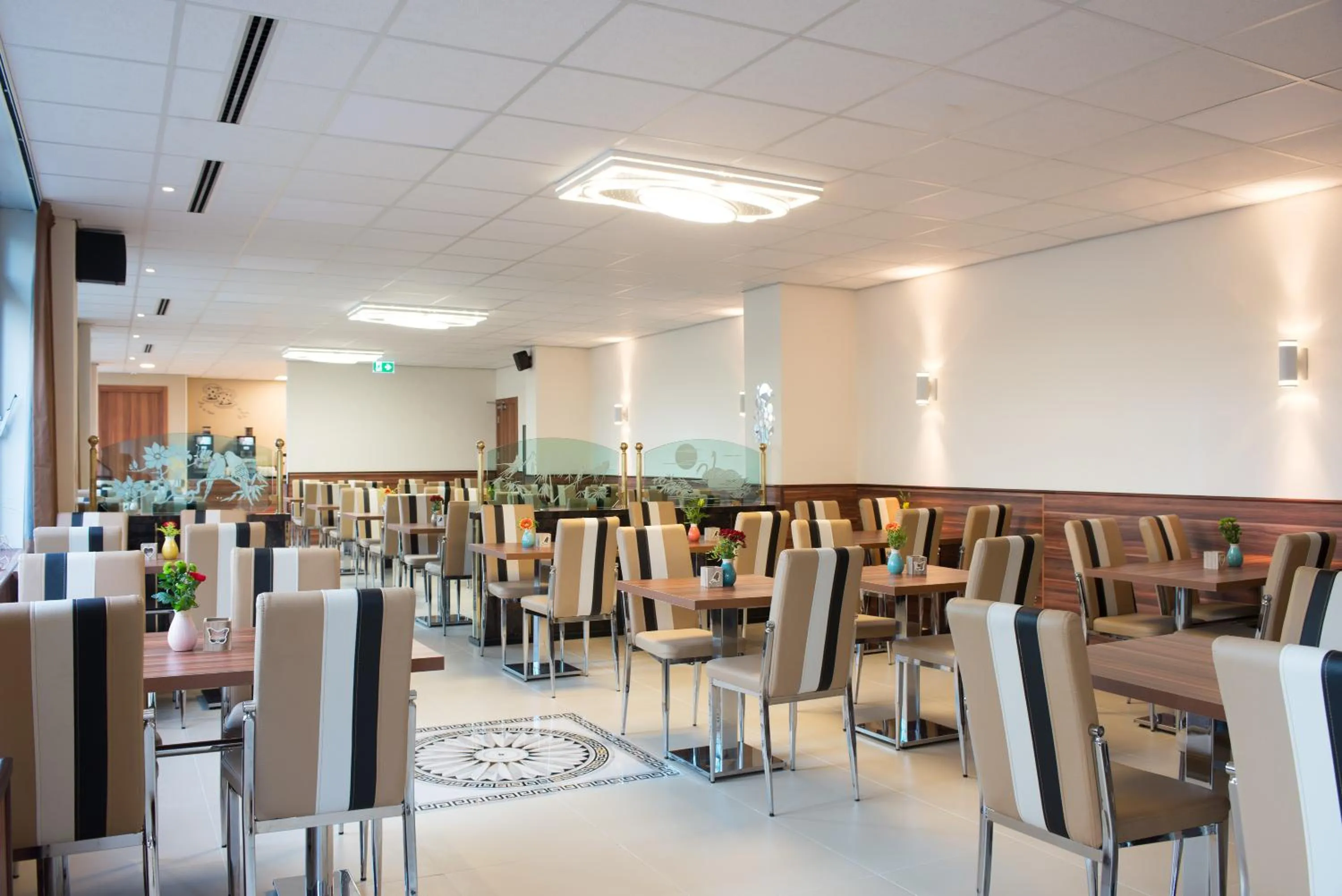 Restaurant/places to eat in Hotel King's Court